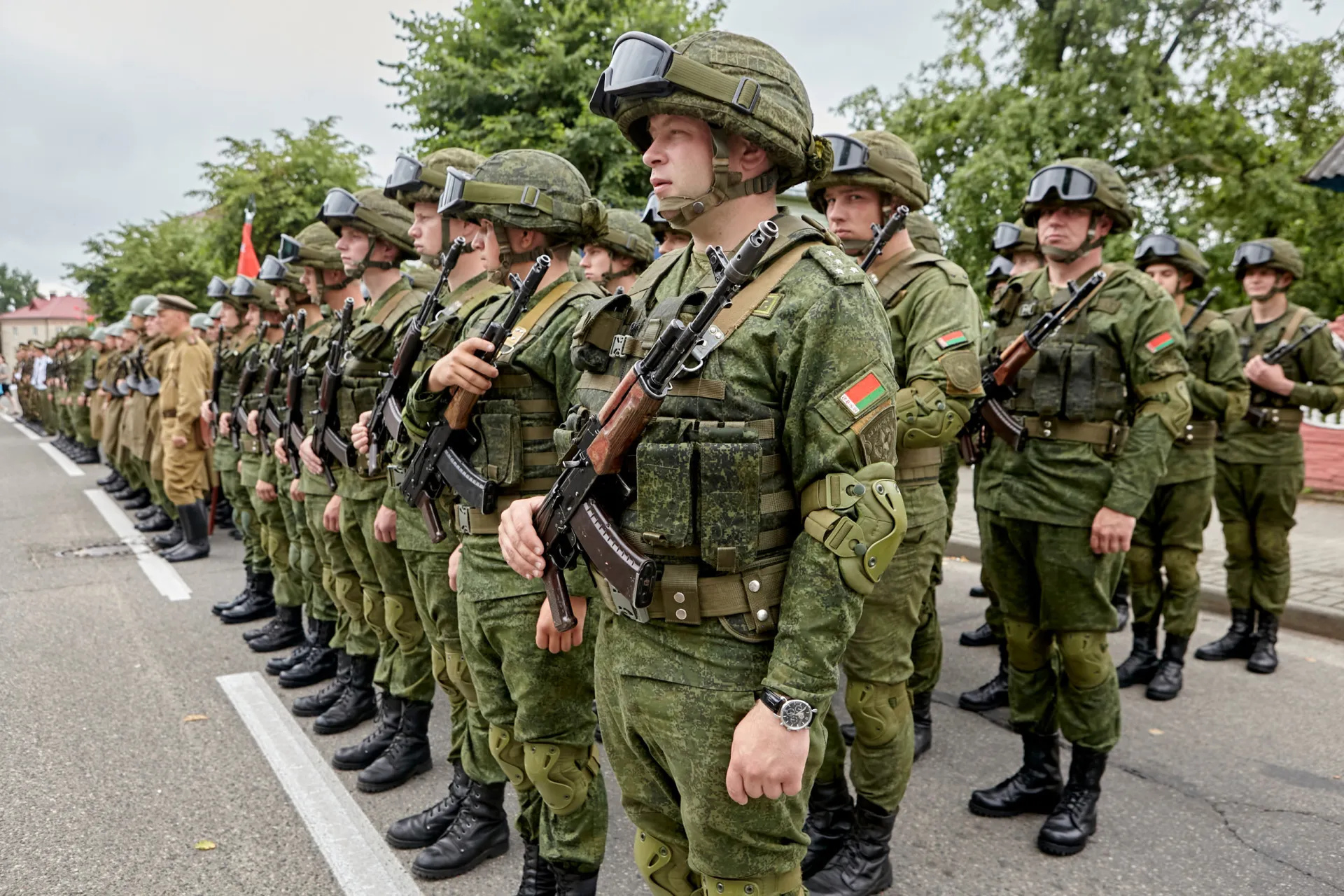 Soldados de Belarus em um desfile militar em Minsk.