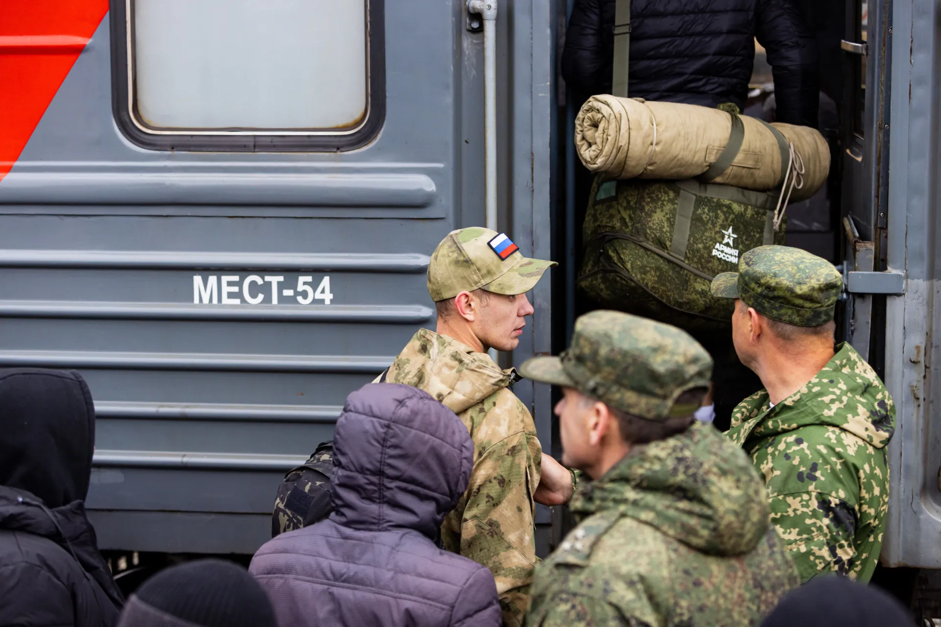 Soldados russos em formação durante uma cerimônia militar.