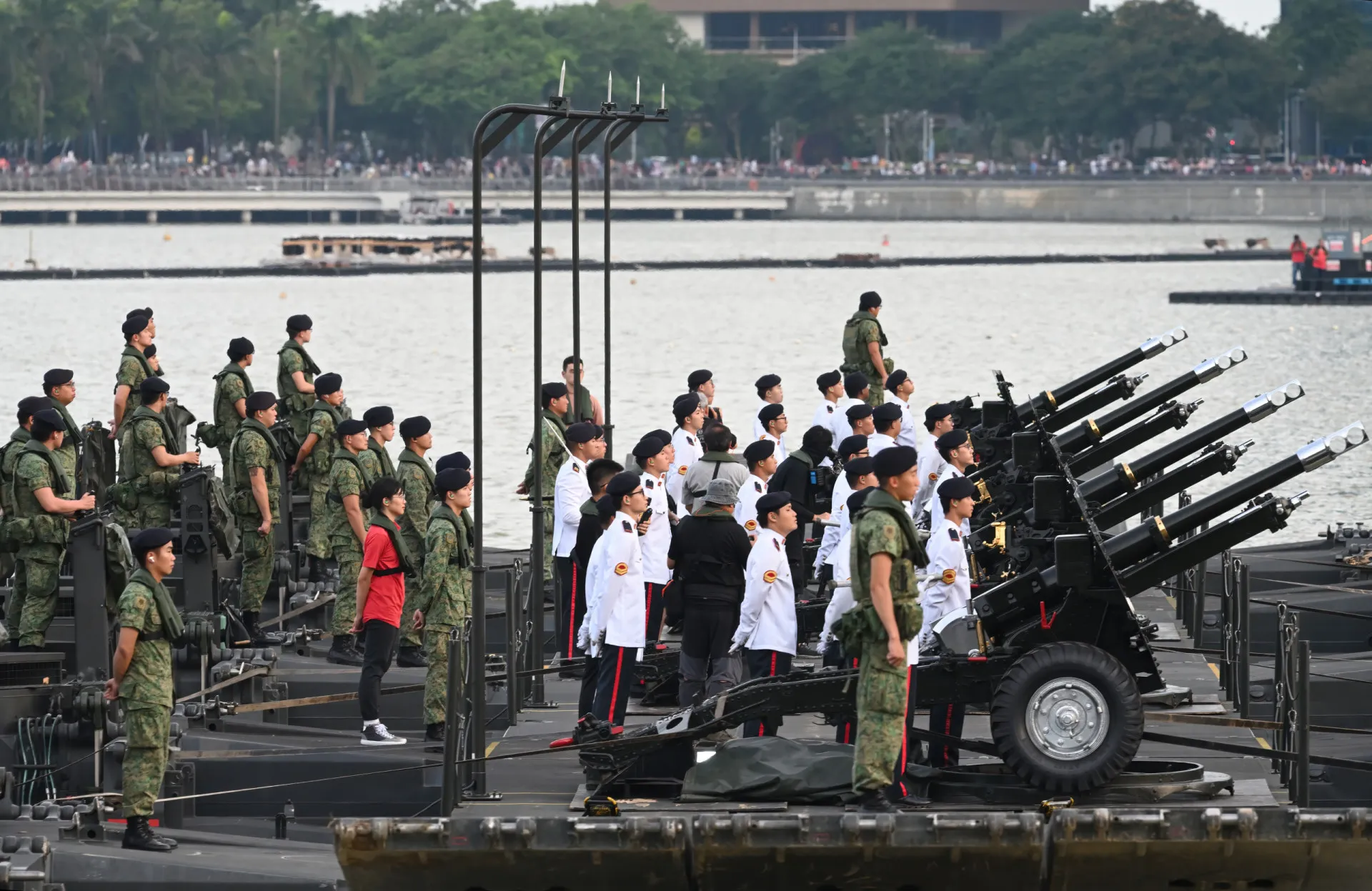 Recrutas de Singapura em um treinamento rigoroso e moderno.