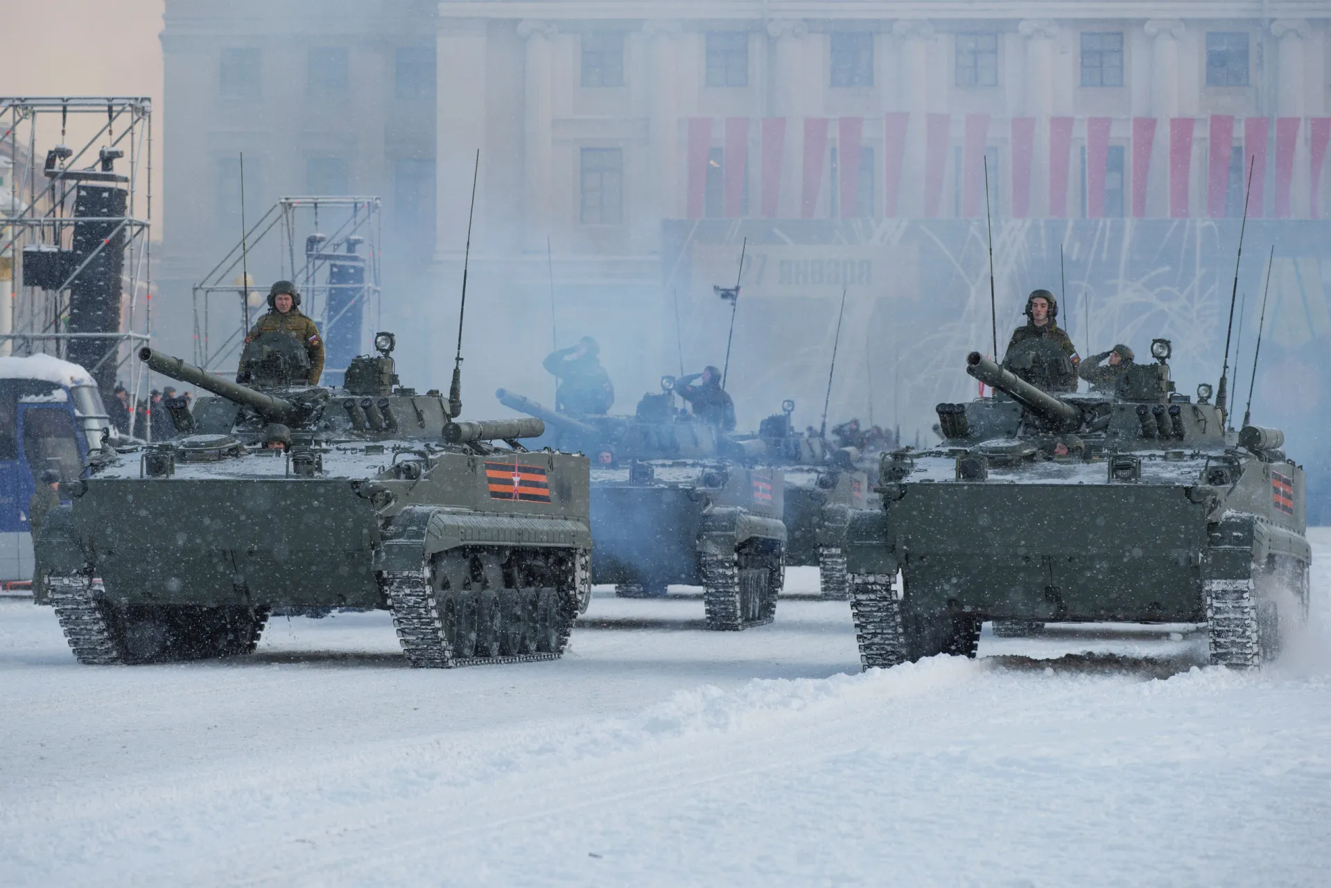 Jovens recrutas russos se preparando para o serviço militar.