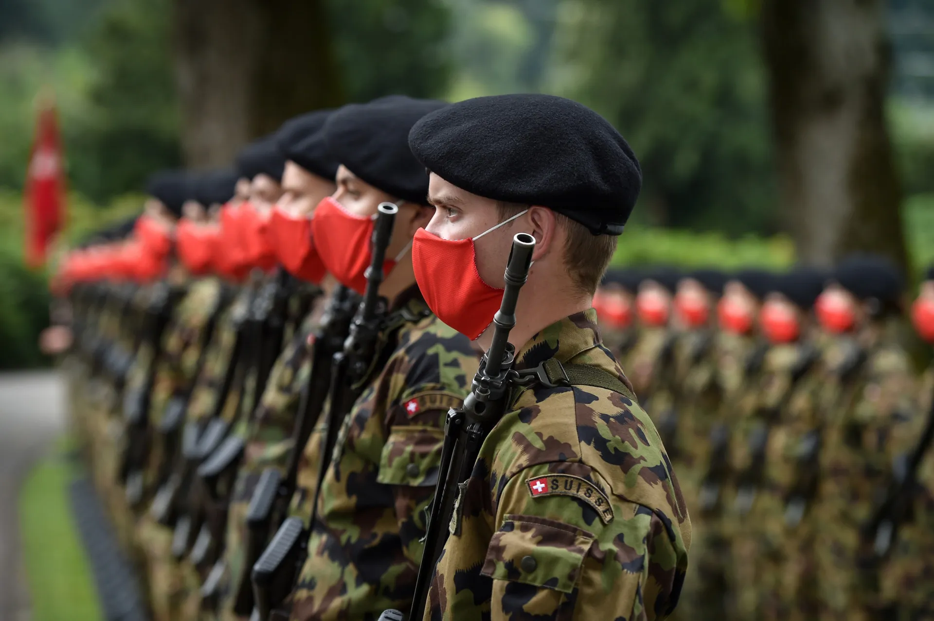 Soldado suíço em um cenário alpino, representando a defesa do território.