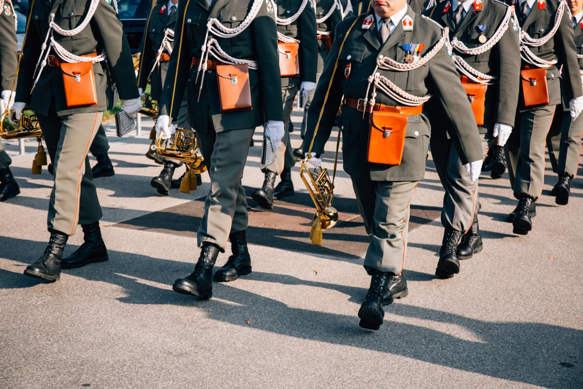 Soldados austríacos em um desfile, representando a neutralidade armada do país.