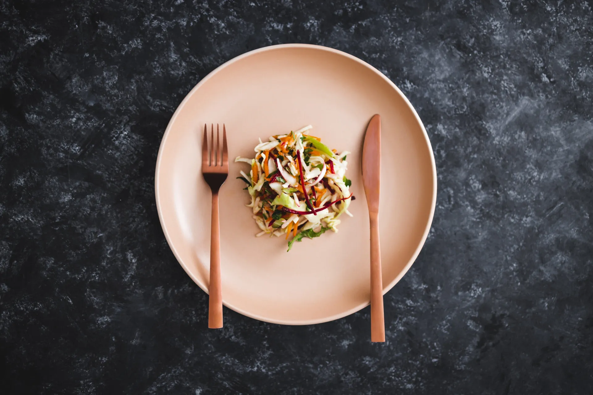Prato colorido com alimentos saudáveis como salmão, abacate e vegetais frescos.