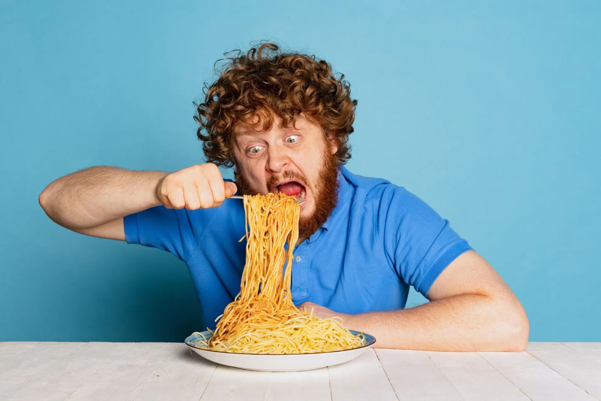 Pessoa comendo uma grande porção de comida, sentindo que precisa de mais para se satisfazer.