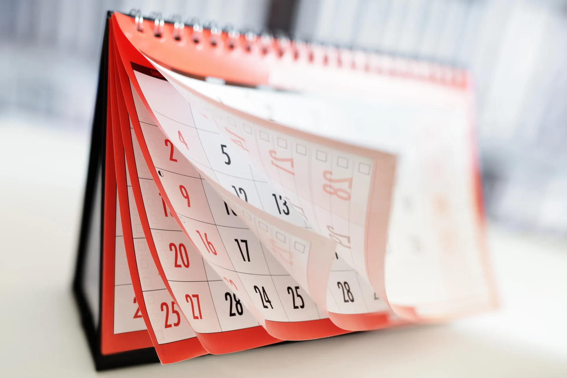 Pessoa olhando para um calendário, pensando em parar o tratamento com o medicamento.