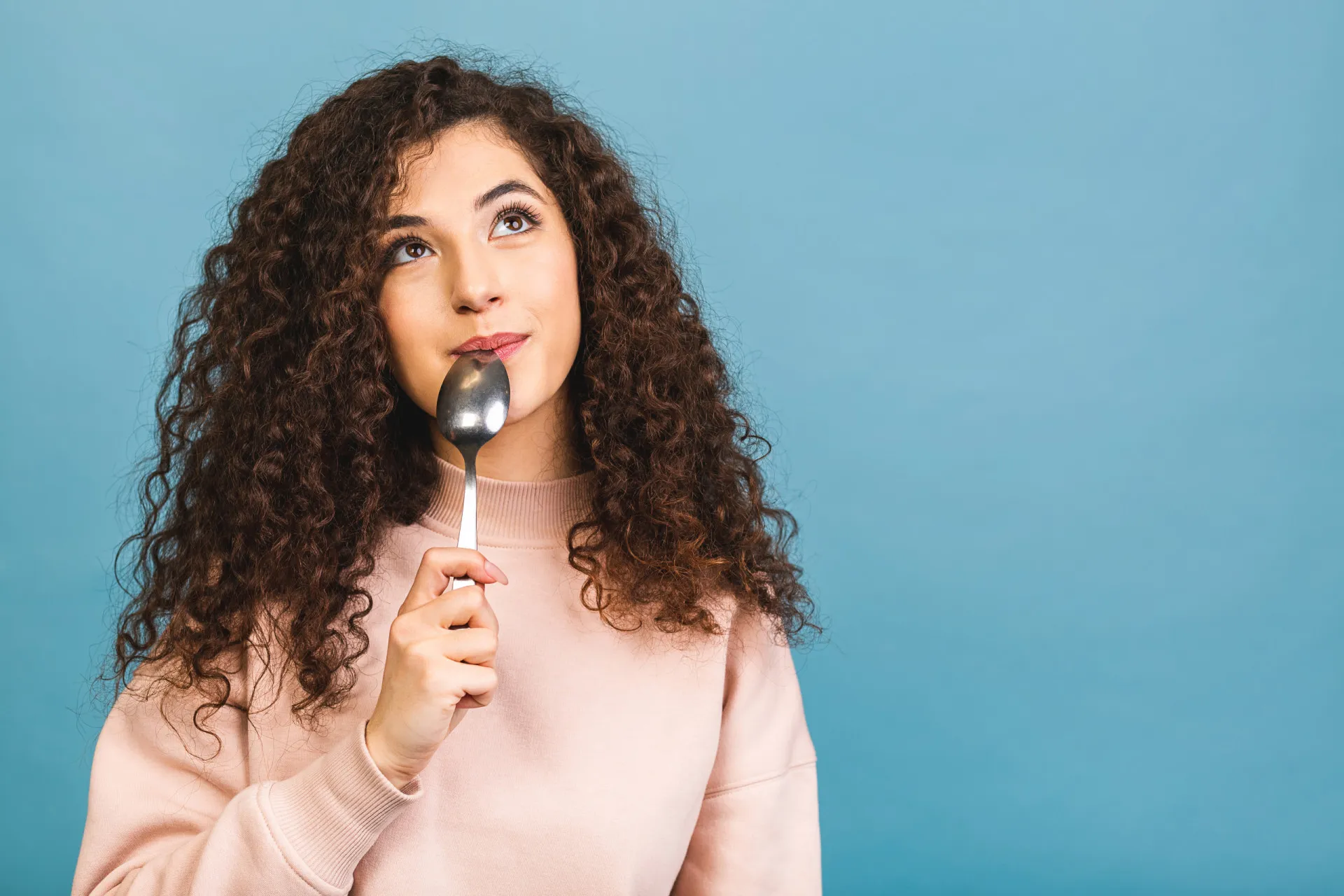 Mulher com a cabeça cheia de pensamentos e imagens de comida, representando o 'ruído alimentar'.
