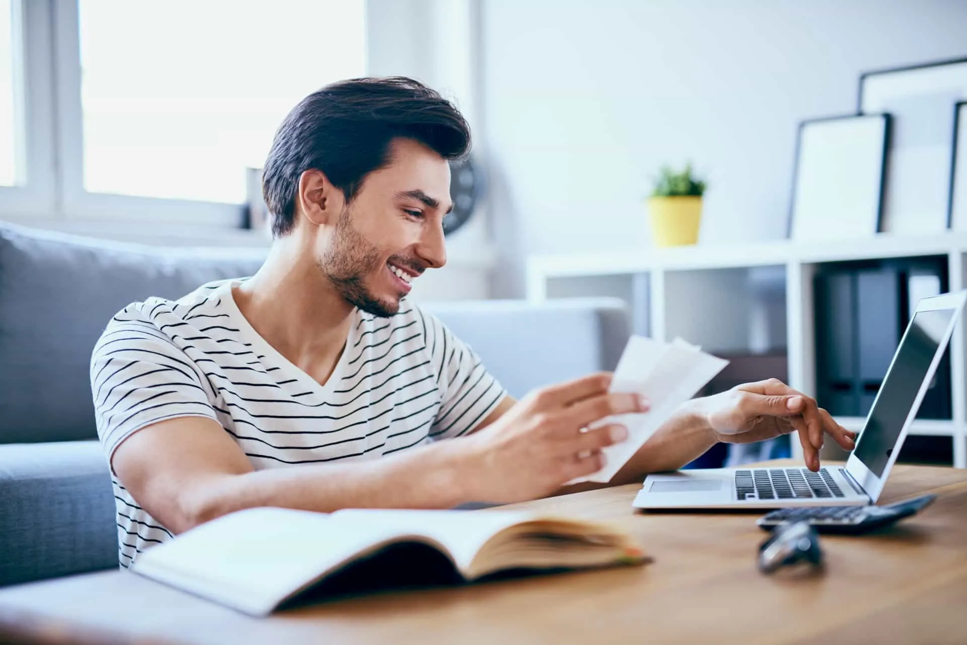 Uma pilha de boletos pagos com um carimbo de