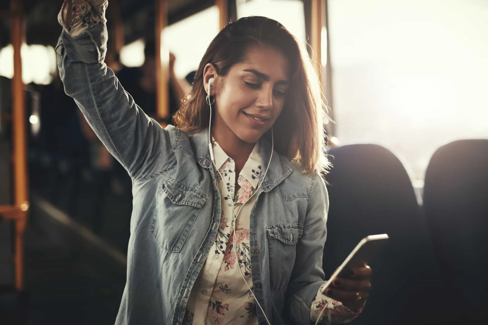 Pessoa ouvindo música com fones de ouvido, completamente imersa e feliz.