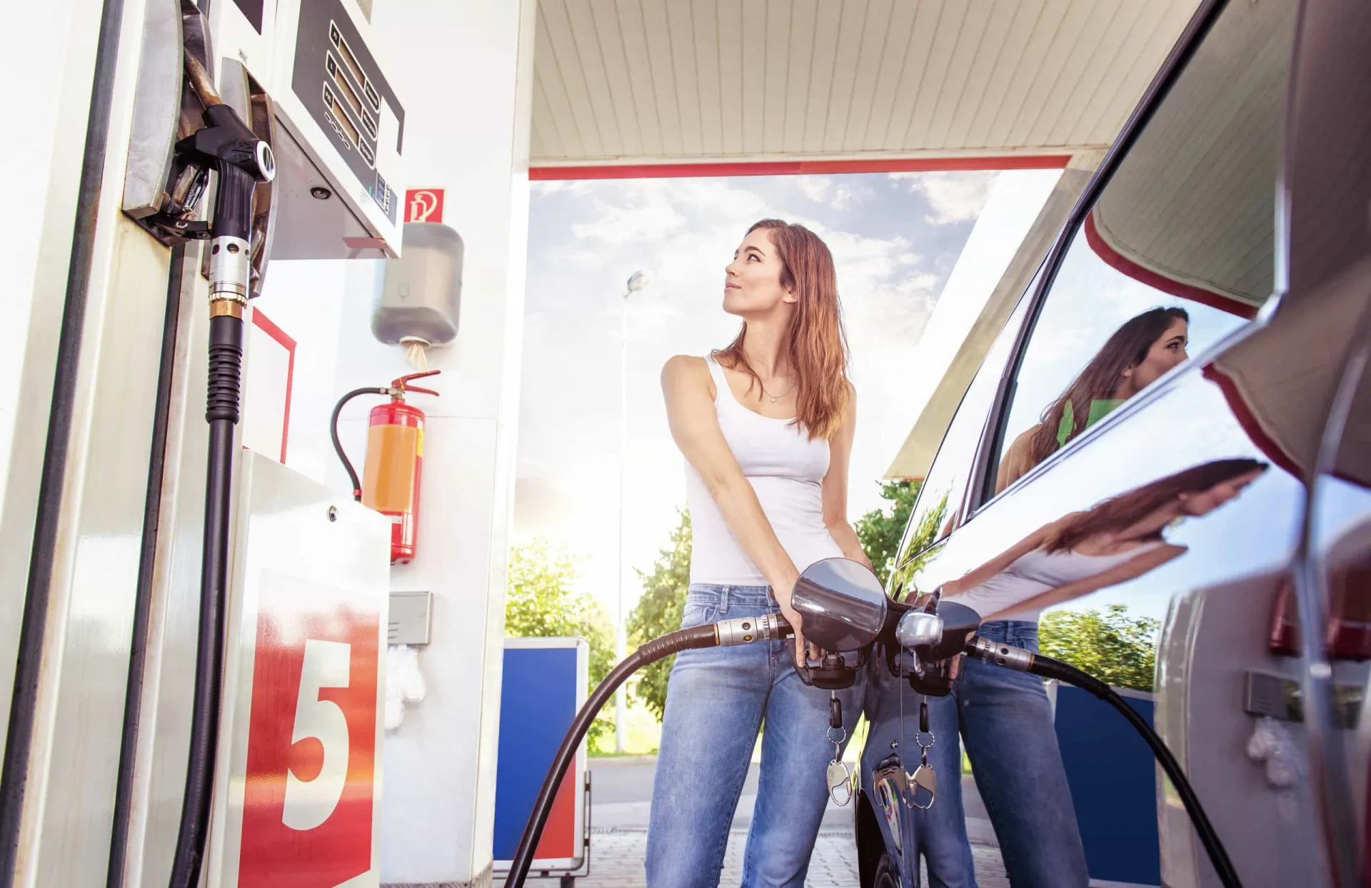 Bomba de gasolina mostrando um valor redondo, como R$ 50,00, exatamente o que o motorista queria.