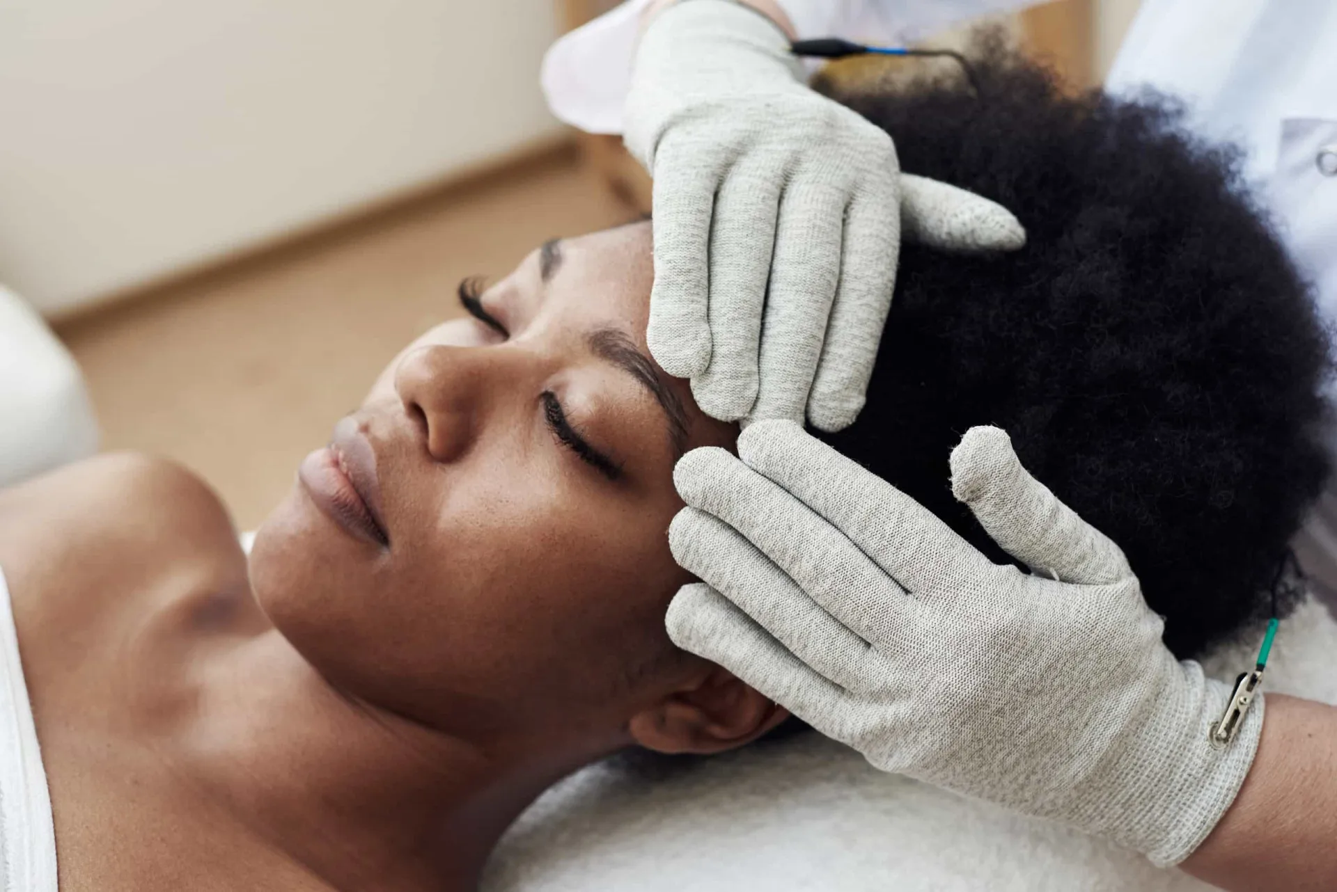Pessoa recebendo uma massagem relaxante nas costas em um ambiente de spa.