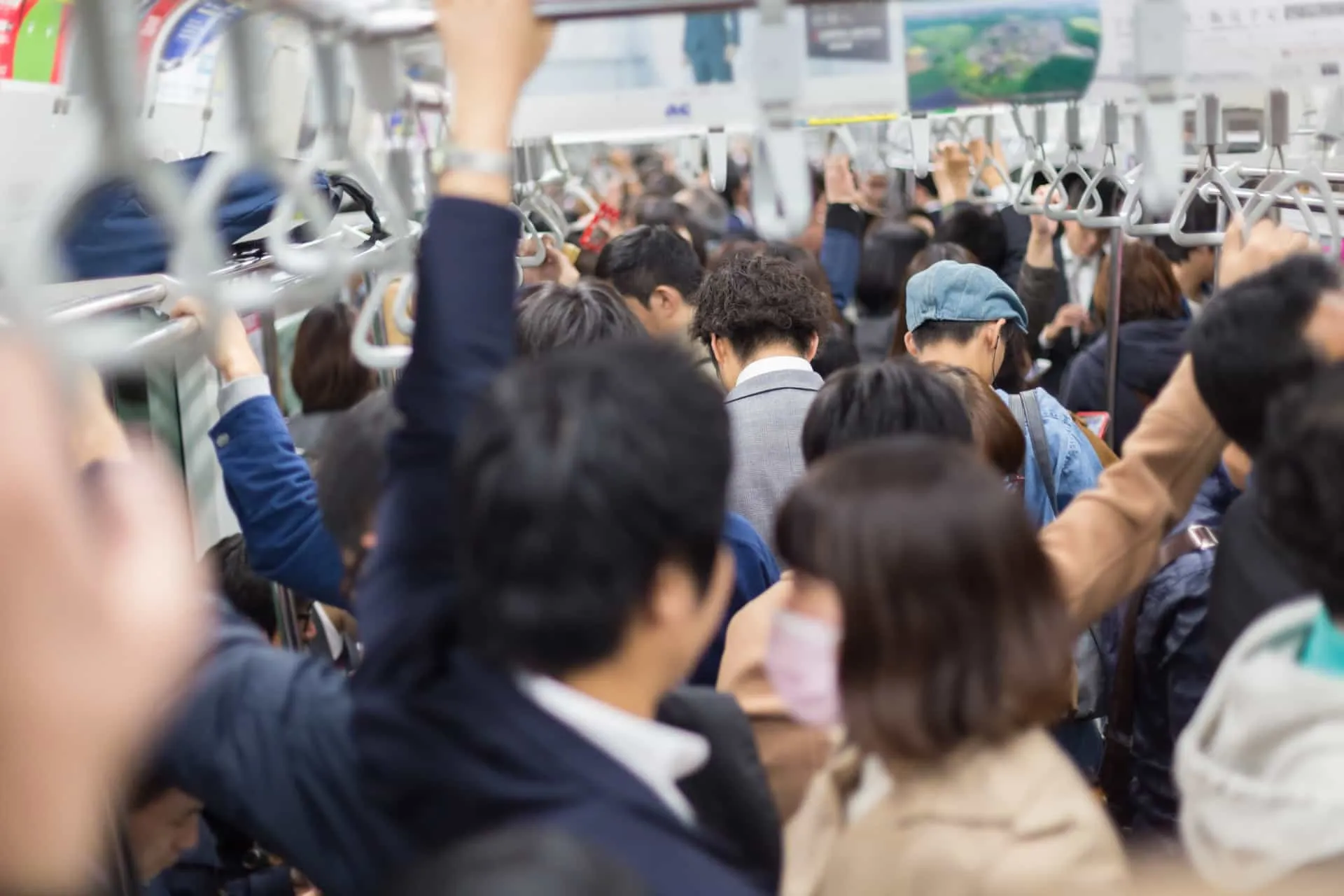 Um único assento vazio em um ônibus ou metrô lotado de passageiros.