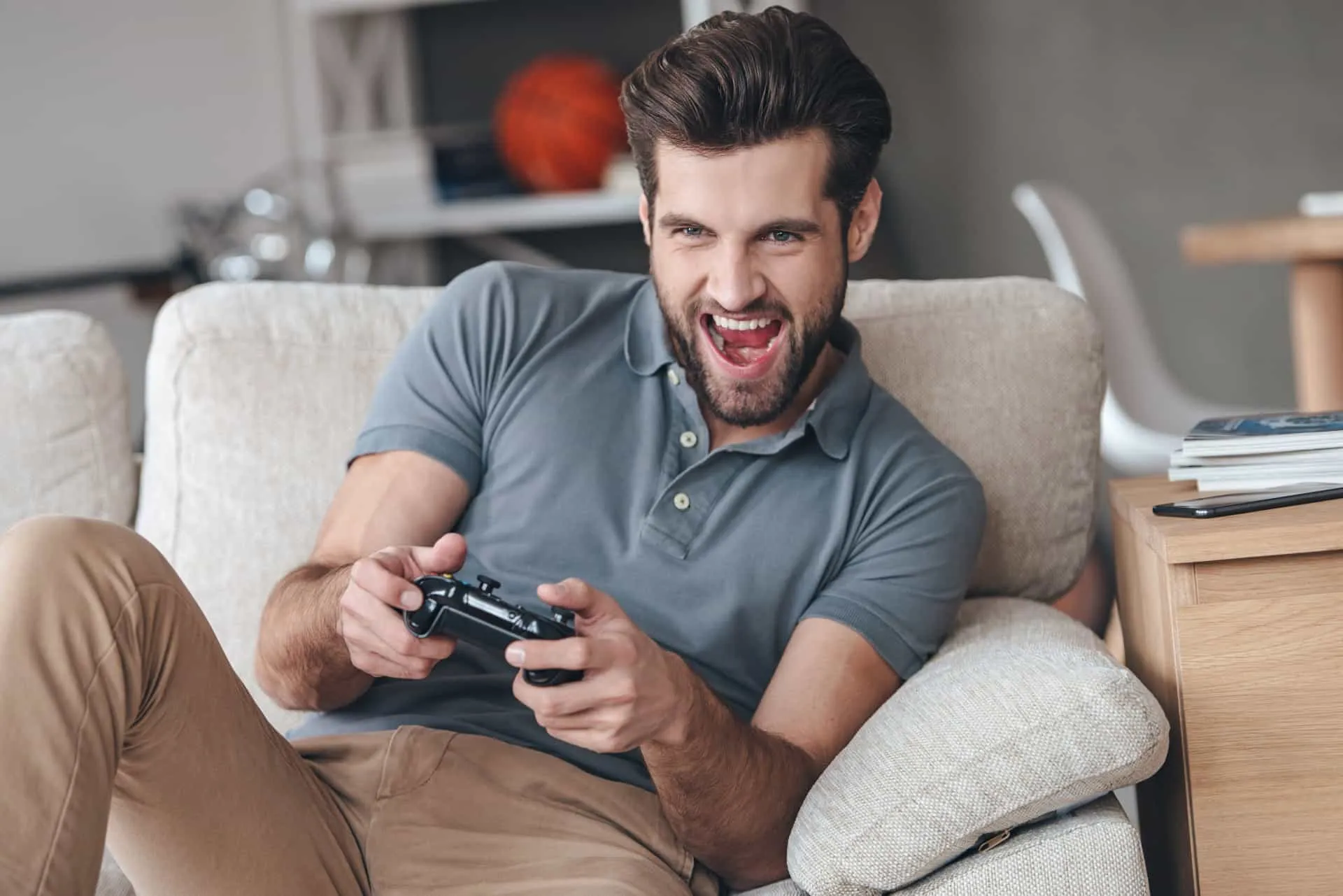 Pessoas comemorando com braços erguidos após vencerem uma partida de um jogo.