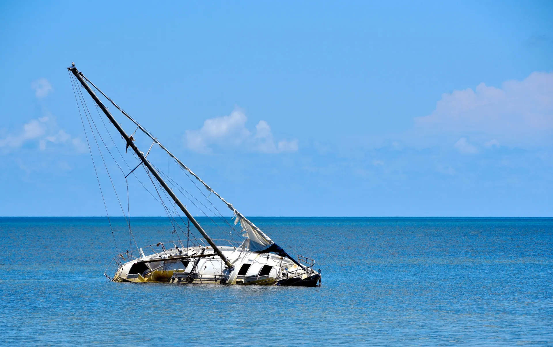Um bote salva-vidas bem equipado flutuando no oceano, com uma pessoa a bordo.