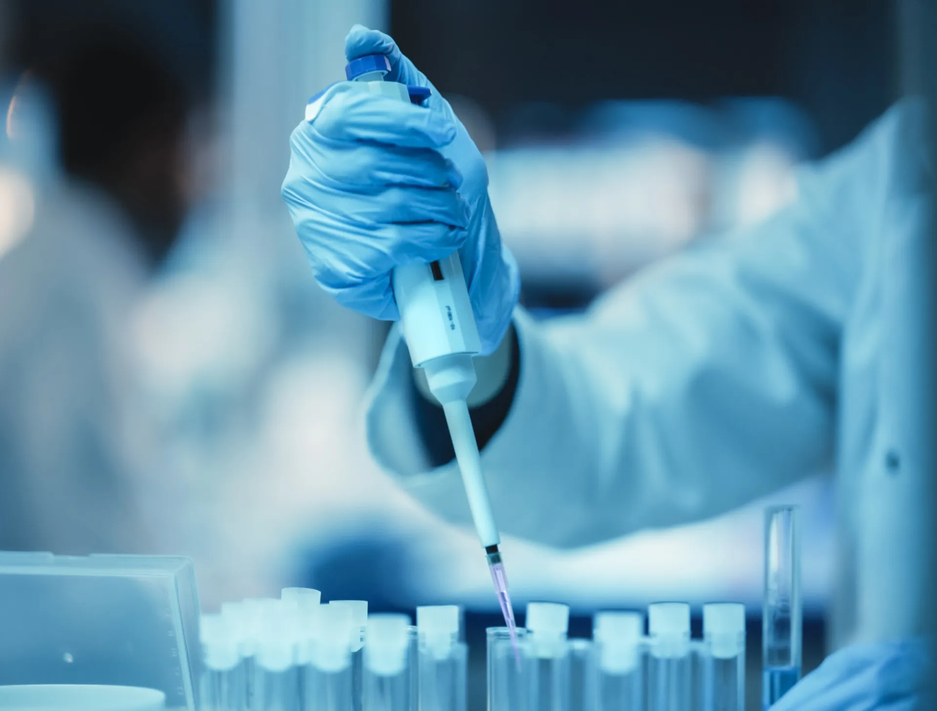 Frascos de laboratório e equipamentos de pesquisa, focando em novas fórmulas.