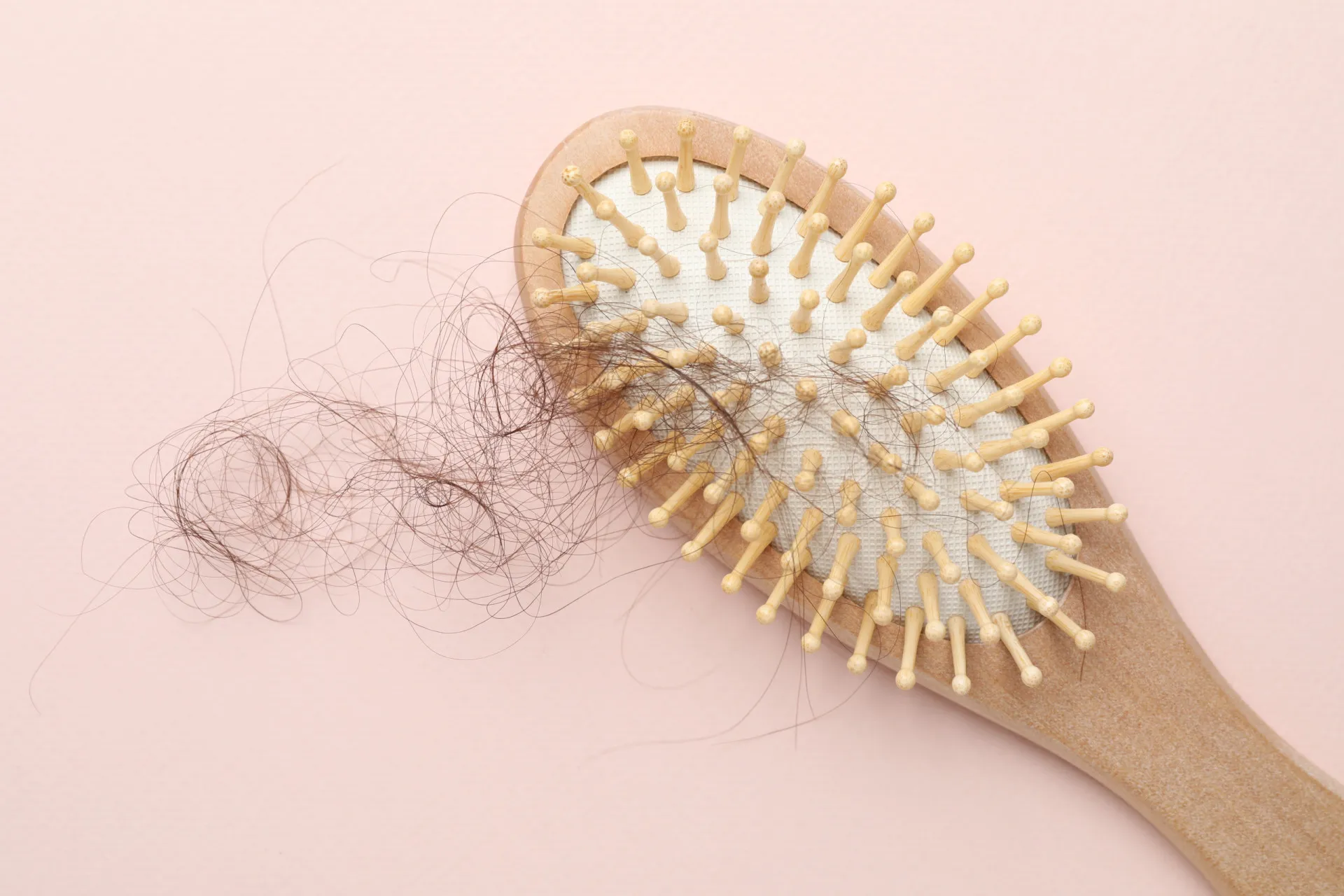 Coleção de objetos como escova de cabelo, chapéu e fones de ouvido.