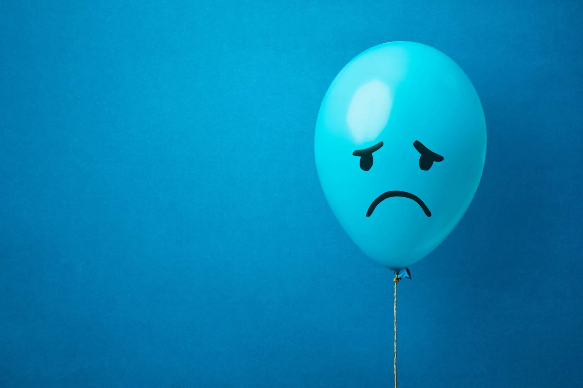Pessoa escondendo o rosto, simbolizando a vergonha de sentir emoções negativas.