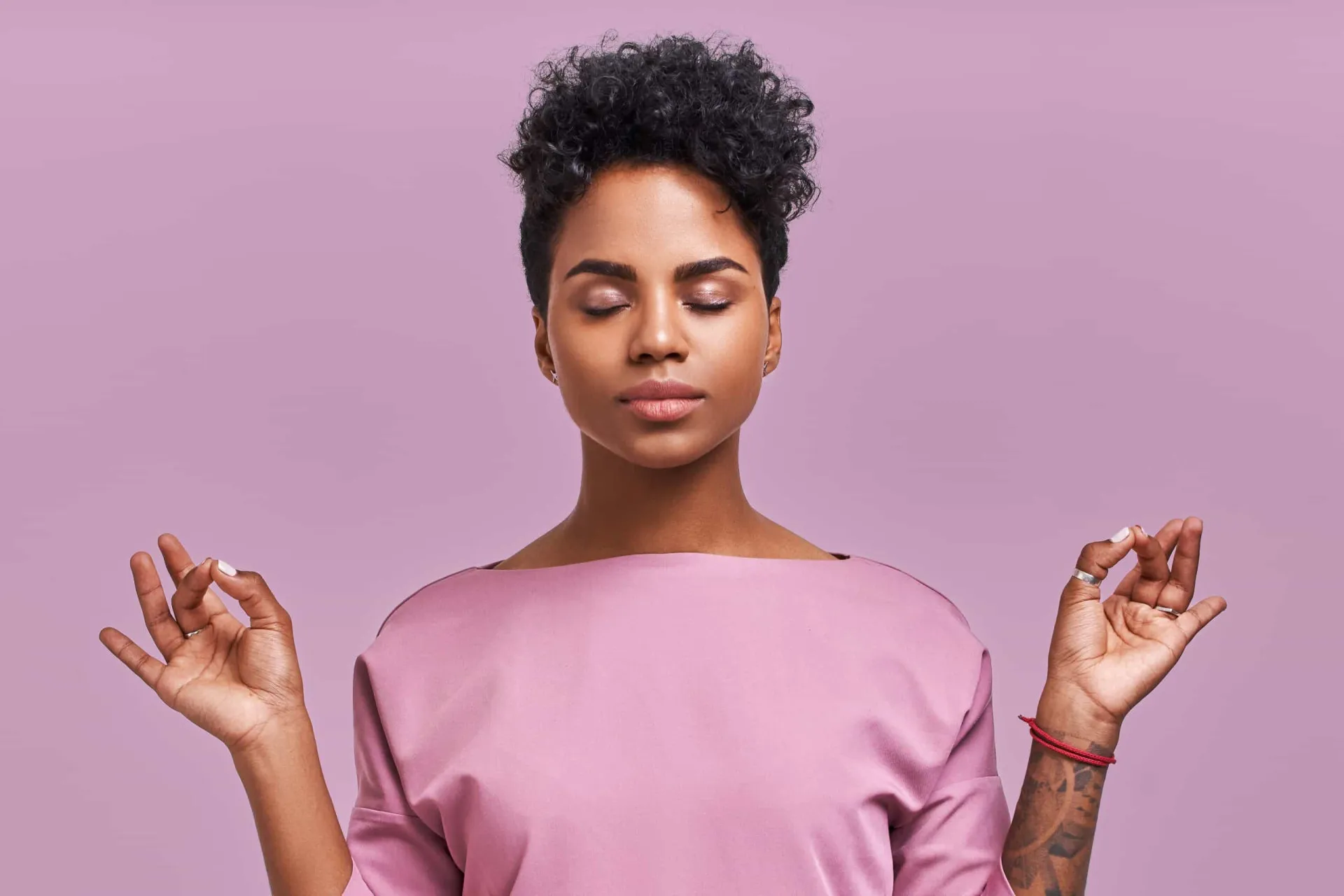 Pessoa meditando com uma expressão serena, simbolizando a paz que vem com a aceitação.