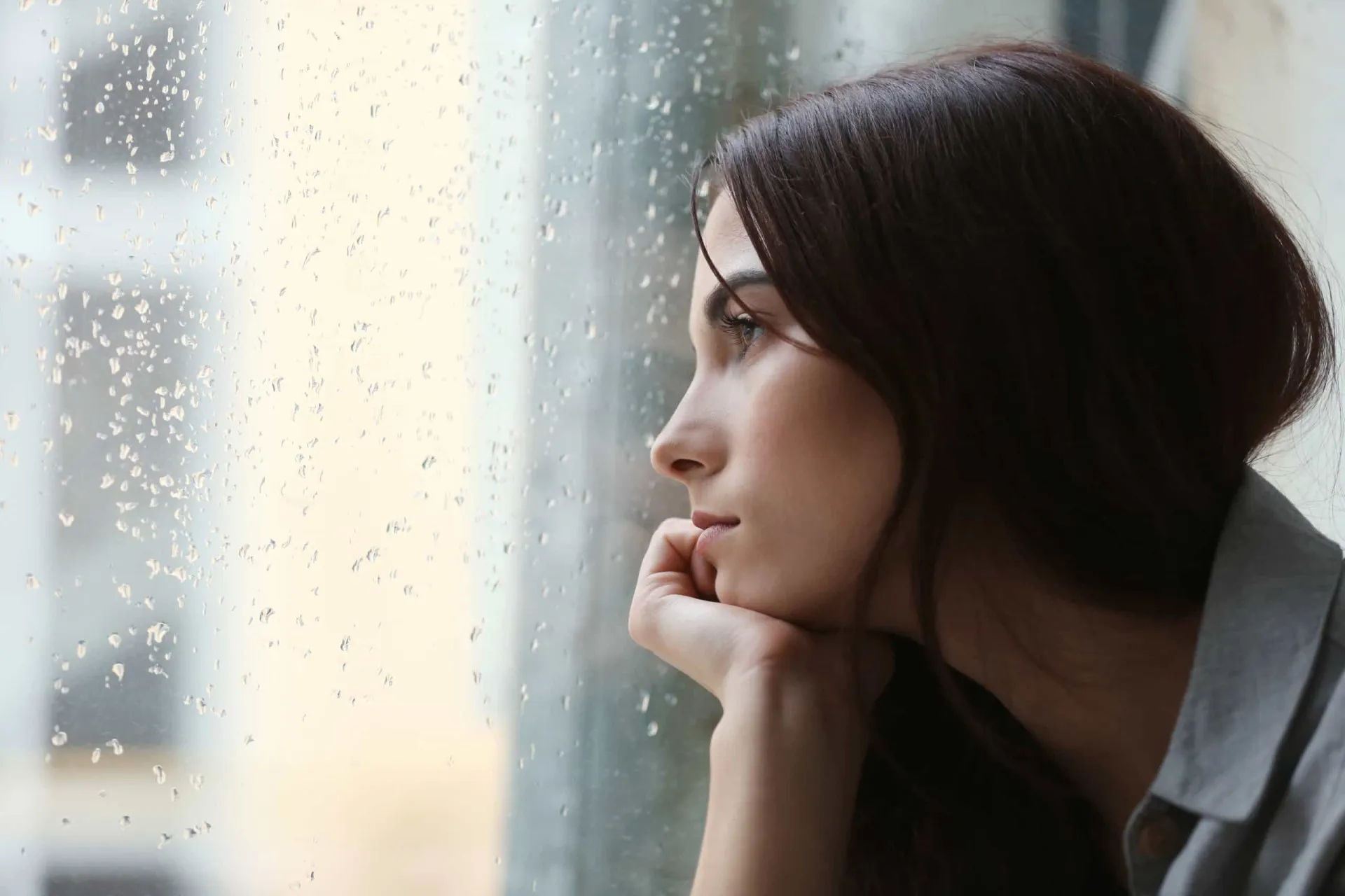 Pessoa com expressão de angústia, representando os sintomas de depressão e ansiedade.