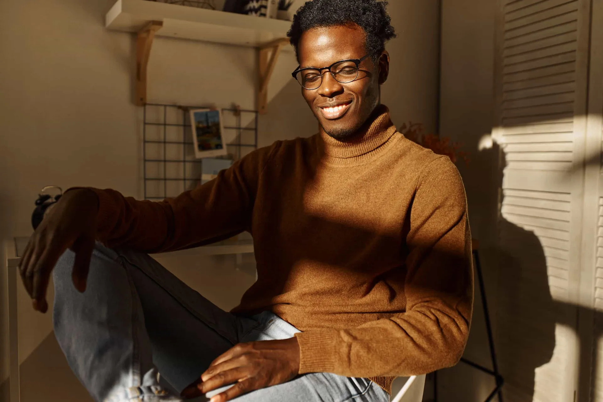 Pessoa sorrindo de forma genuína e serena após um período de reflexão.