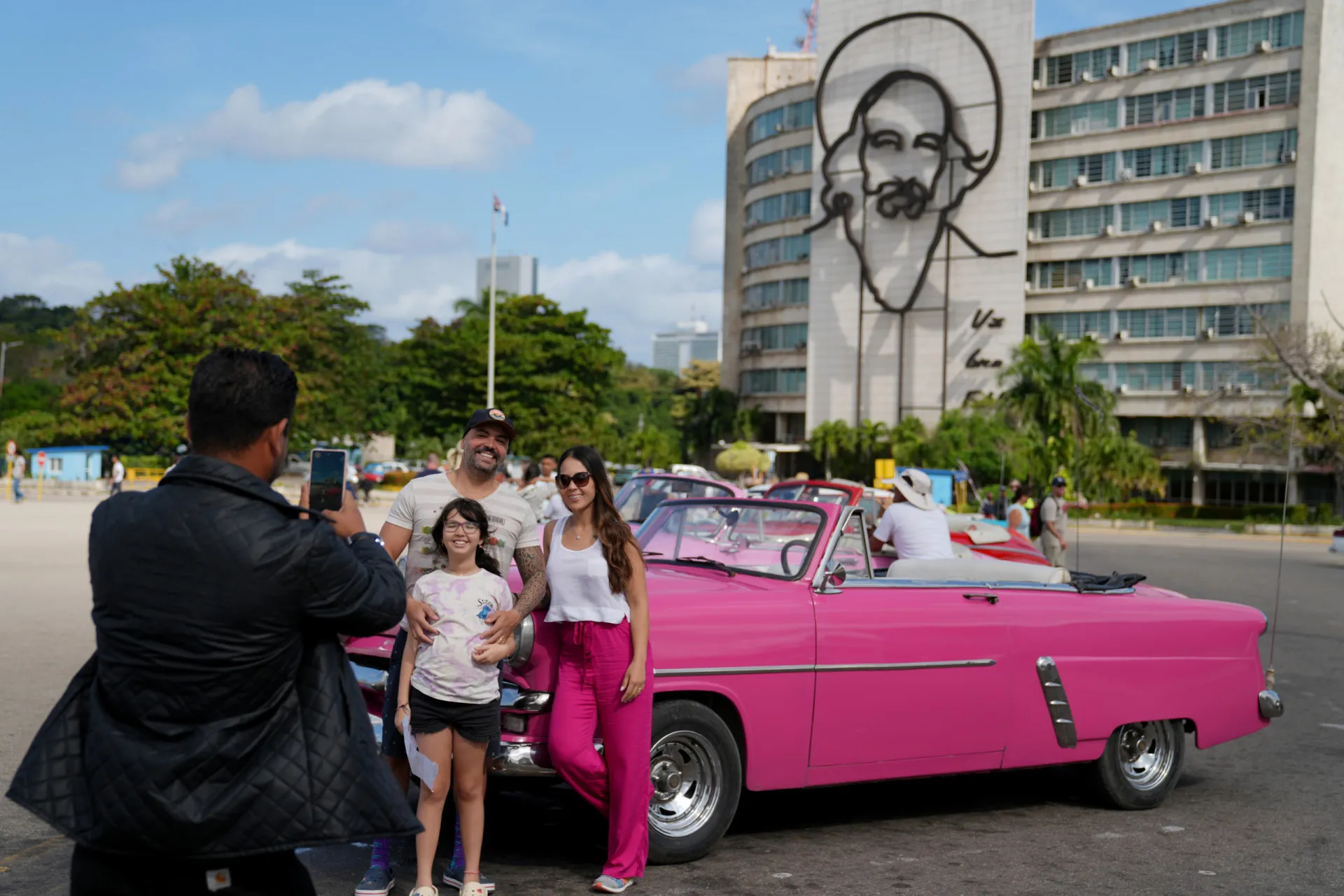 Carro clássico americano estacionado em uma rua colorida de Havana, Cuba.
