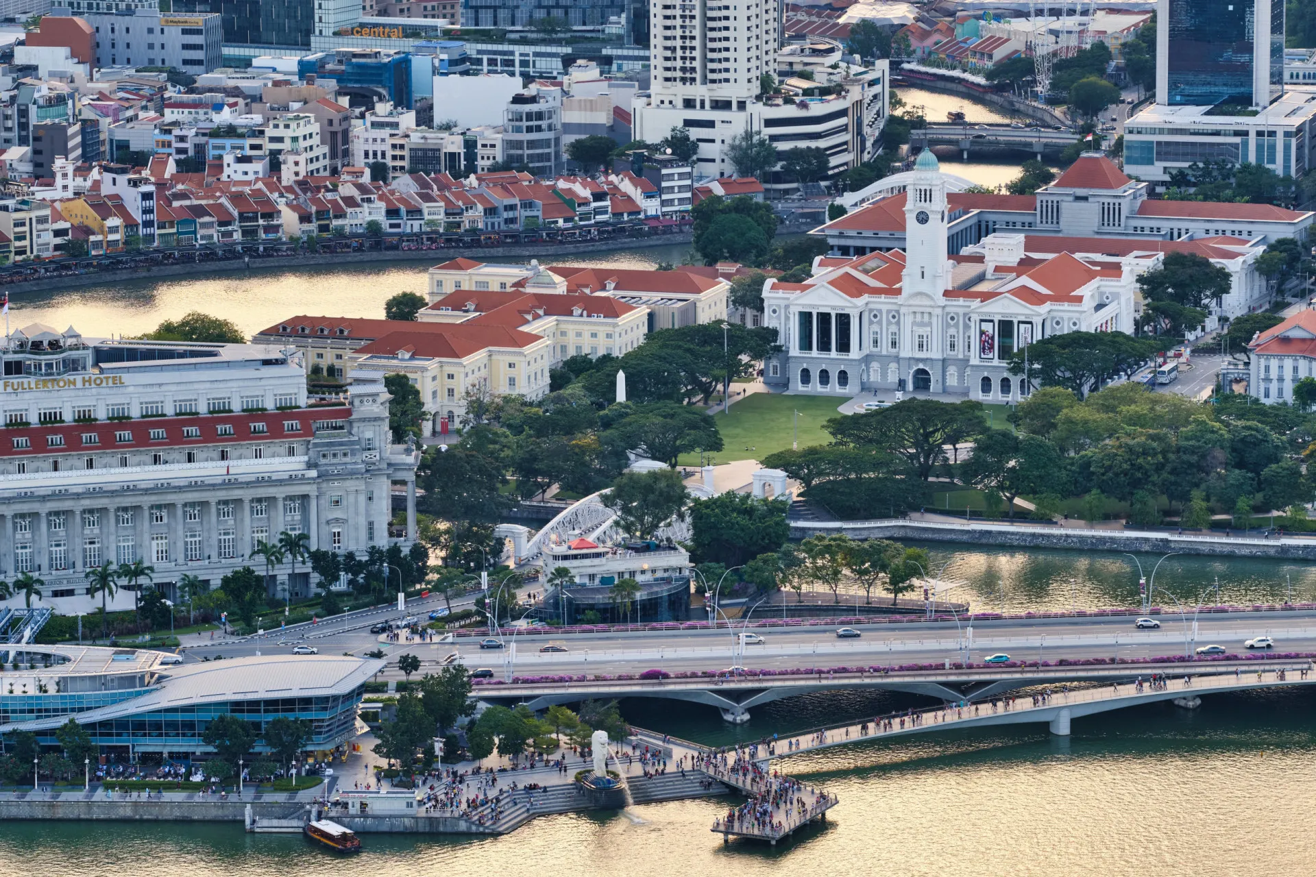 Horizonte moderno e vibrante de Singapura à noite.