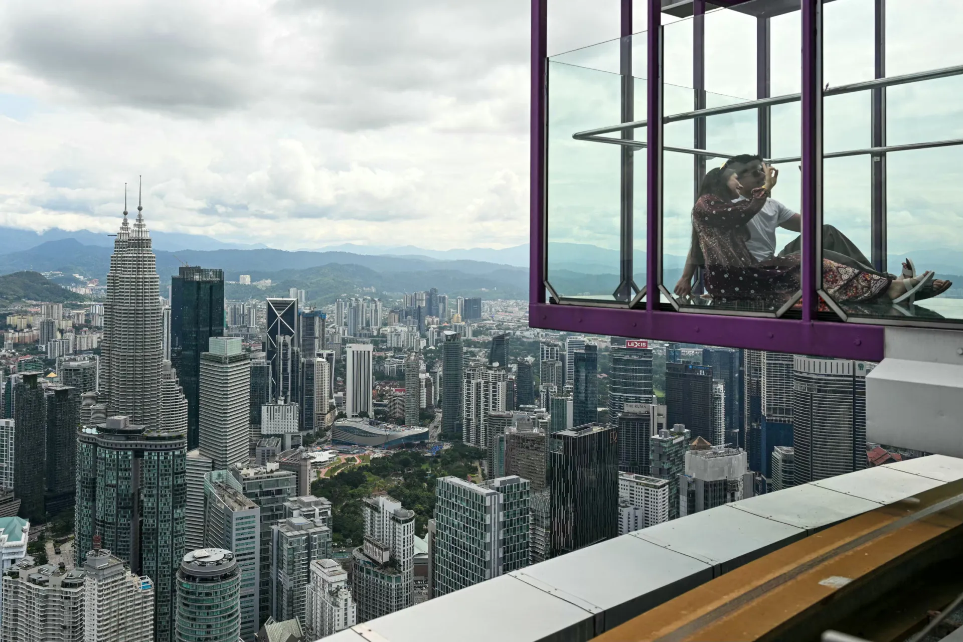 As Torres Petronas em Kuala Lumpur, símbolo da modernidade e da identidade malaia.