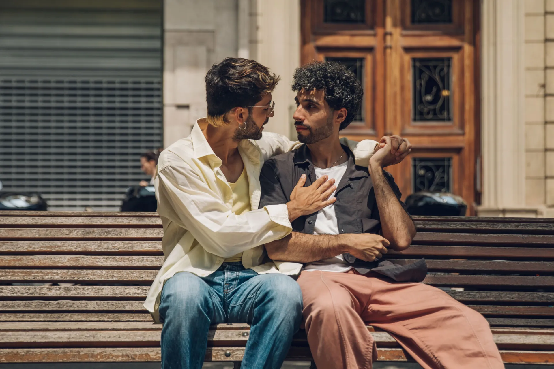 Sombra de um casal discutindo projetada na parede, enquanto uma criança observa assustada.