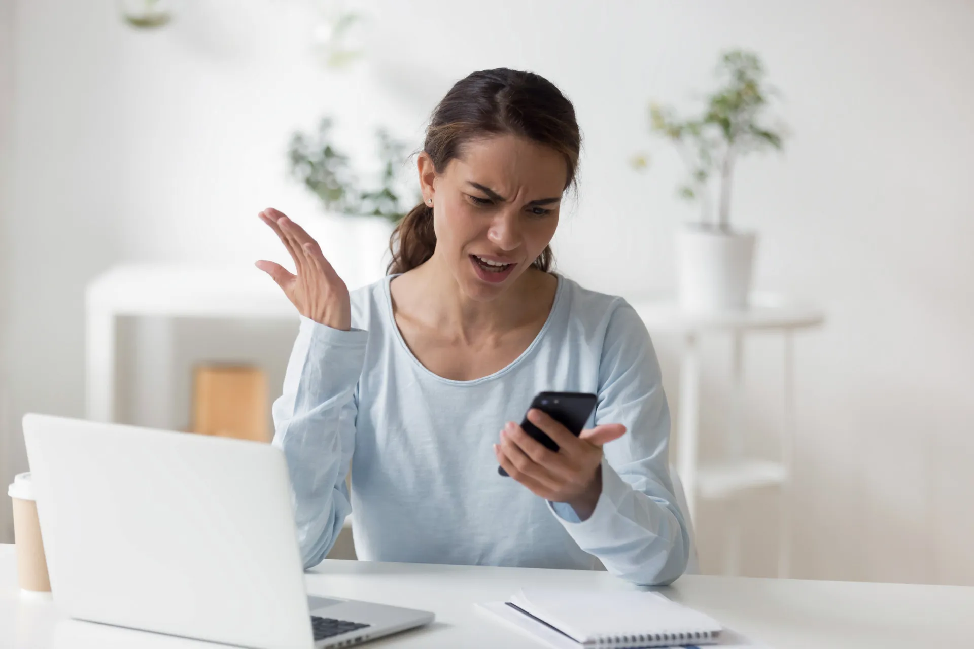 Duas pessoas sentadas em extremidades opostas de um banco, mostrando o distanciamento causado pela falta de esforço.