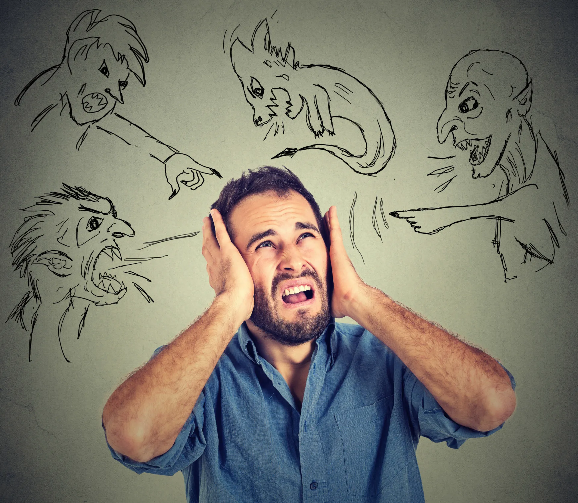 Pessoa gritando com um parceiro confuso, que não entende o motivo da raiva, ilustrando a projeção de conflitos.