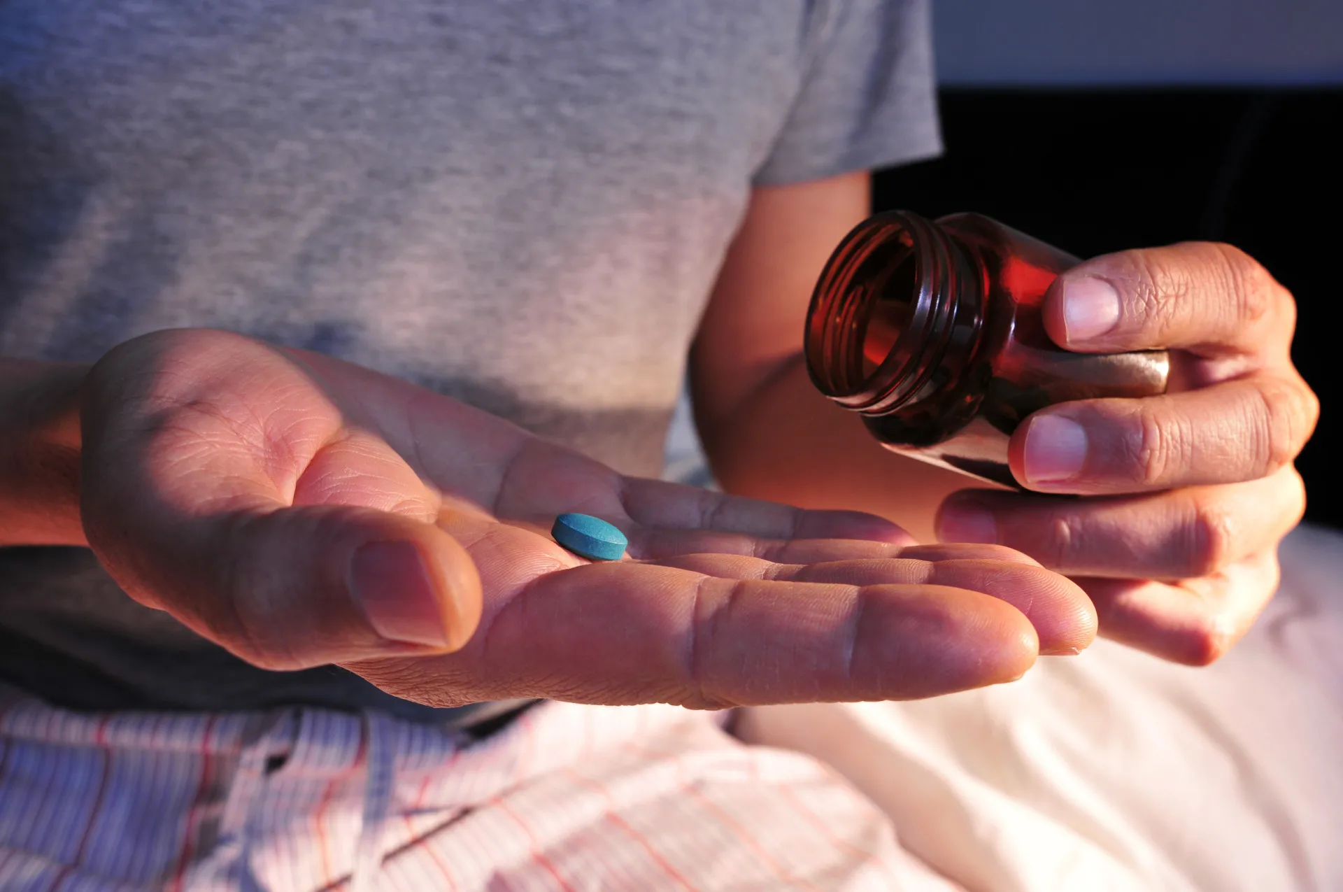 Cartelas de comprimidos de ibuprofeno e paracetamol.