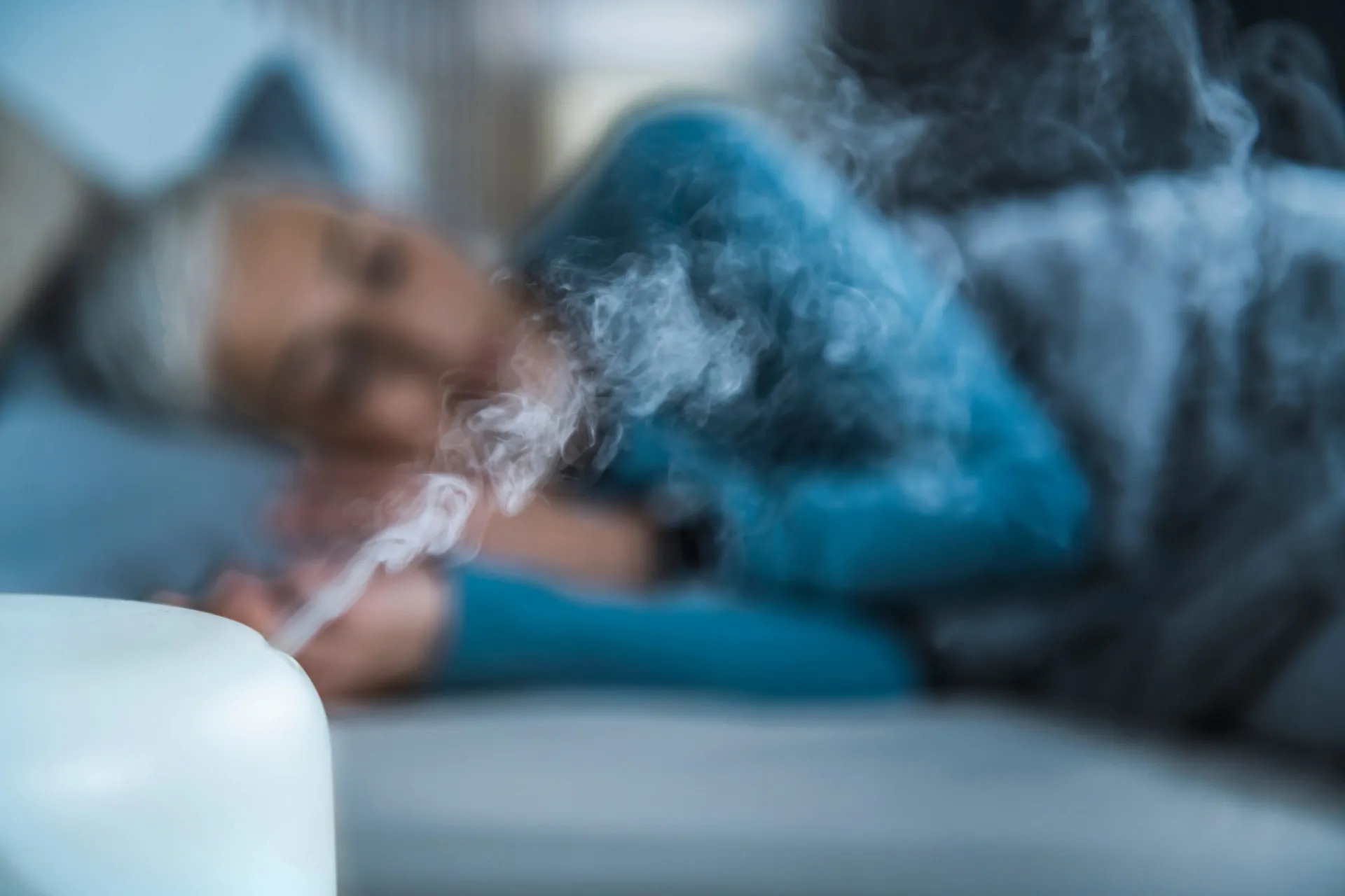 Umidificador liberando vapor de água em um quarto.