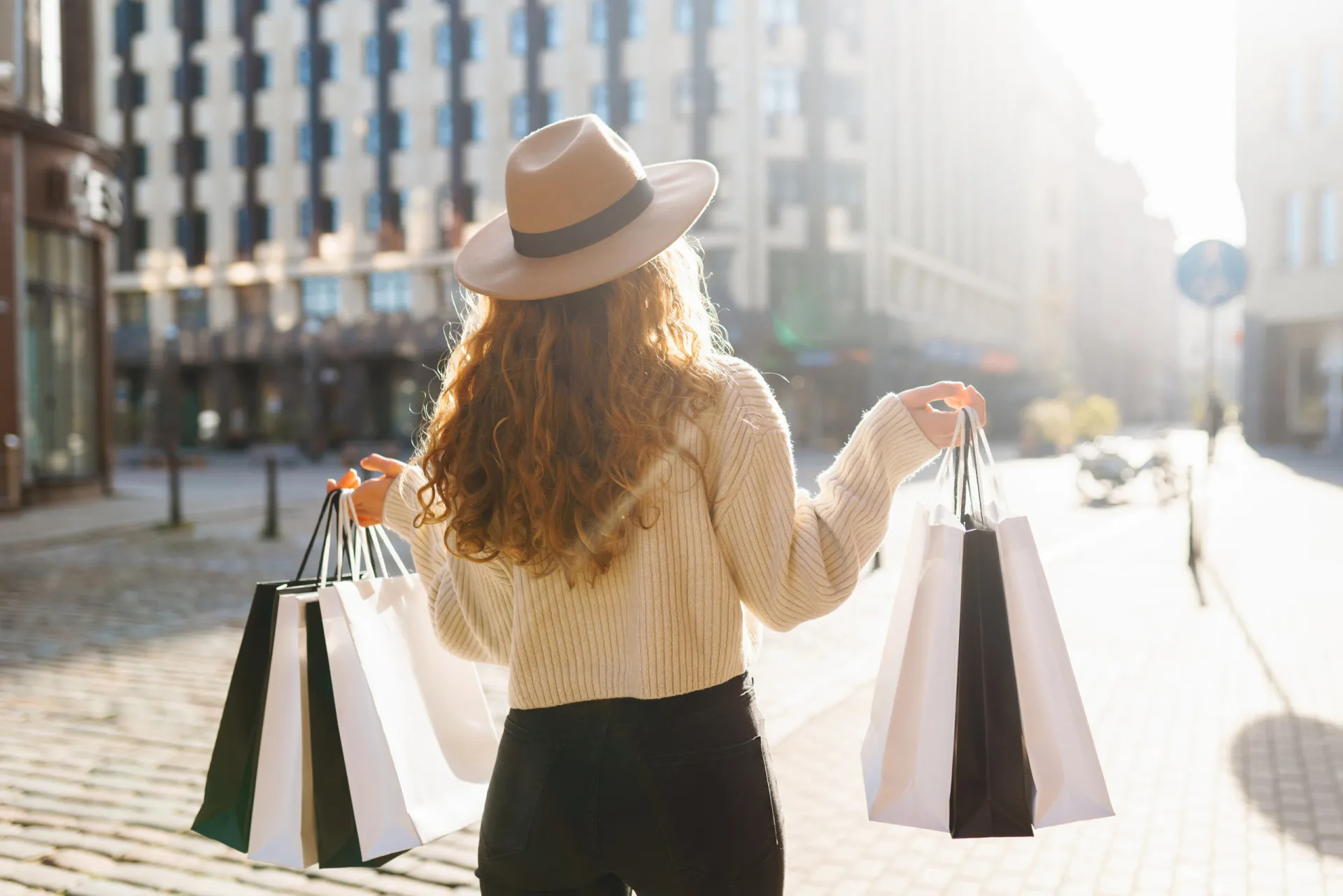 Um armário lotado de roupas, com peças caindo das prateleiras, simbolizando o excesso de consumo.