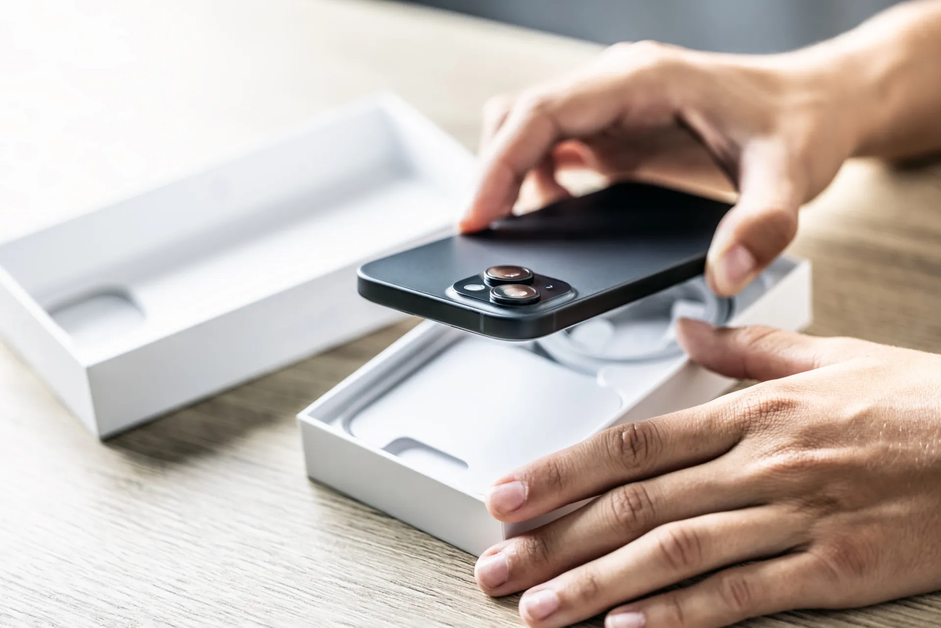 Uma linha do tempo de celulares, do antigo 'tijolão' aos smartphones modernos.