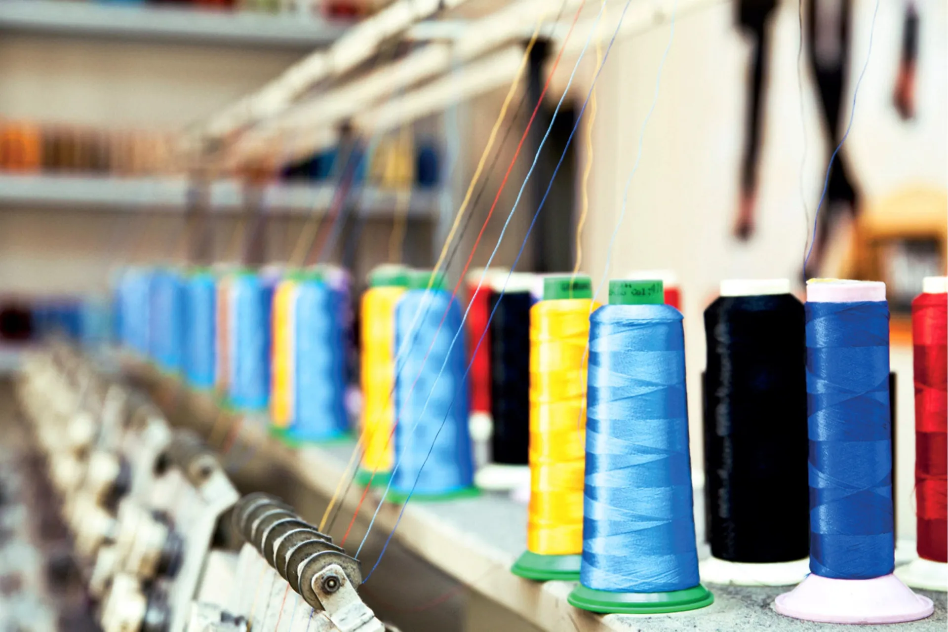 Uma esteira de produção em alta velocidade em uma fábrica, mostrando a rapidez da fabricação moderna.