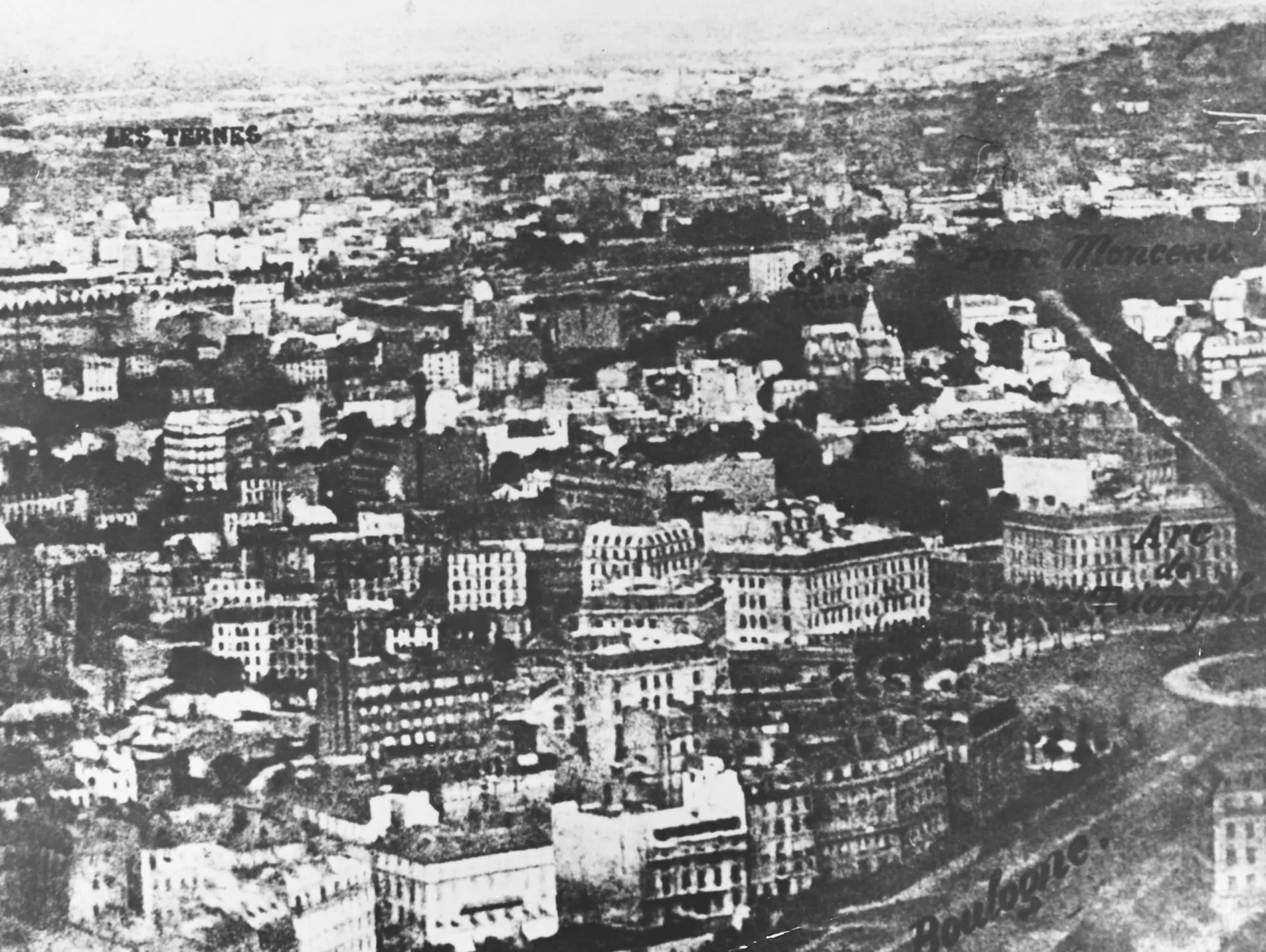 Uma das primeiras fotografias aéreas, mostrando os telhados de Paris de uma perspectiva elevada.