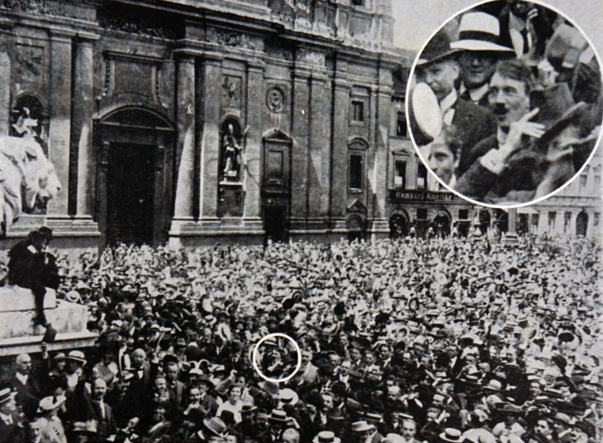 Um jovem Adolf Hitler em meio a uma multidão em Munique, em 1914, durante um comício de apoio à guerra.