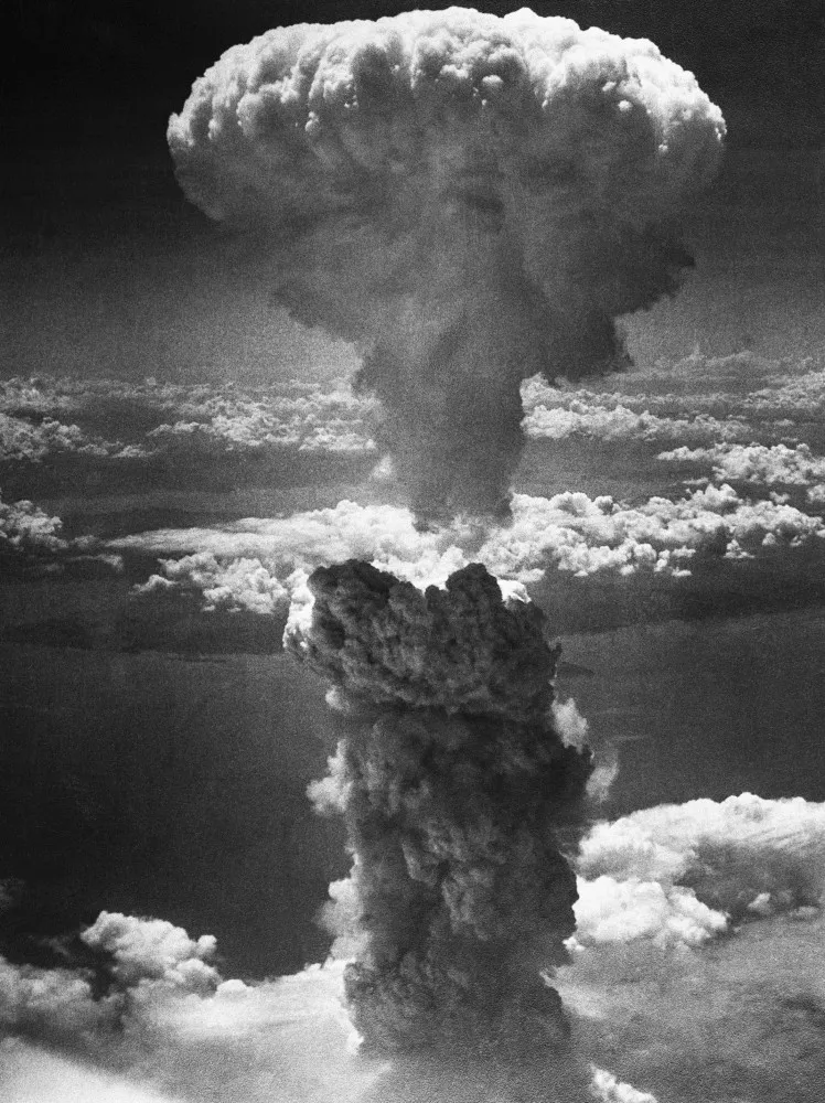 A gigantesca nuvem de cogumelo subindo aos céus após a explosão da bomba atômica em Nagasaki.