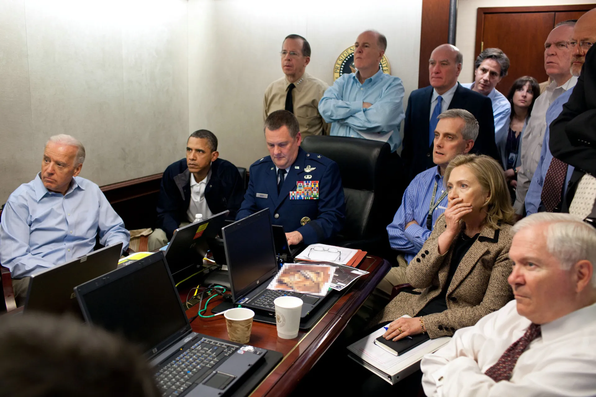 Barack Obama, Hillary Clinton e a equipe de segurança nacional na Sala de Situação, acompanhando a operação contra bin Laden.