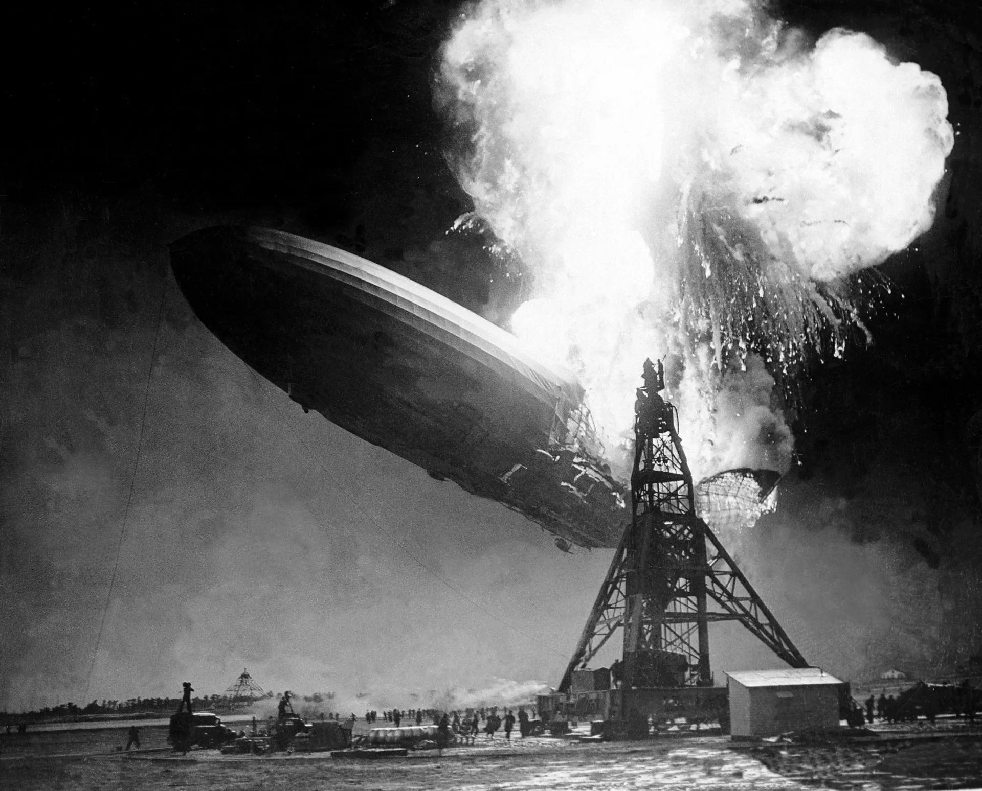 O dirigível Hindenburg em chamas, caindo do céu em Lakehurst, Nova Jersey.