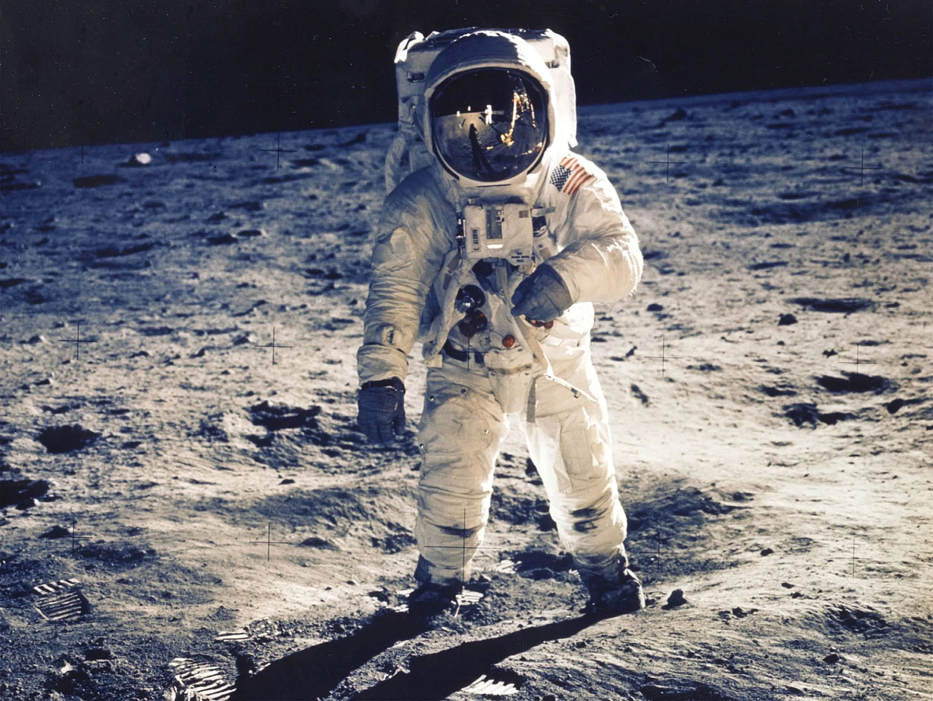 O astronauta Buzz Aldrin na superfície da Lua, com o reflexo de Neil Armstrong em seu visor.