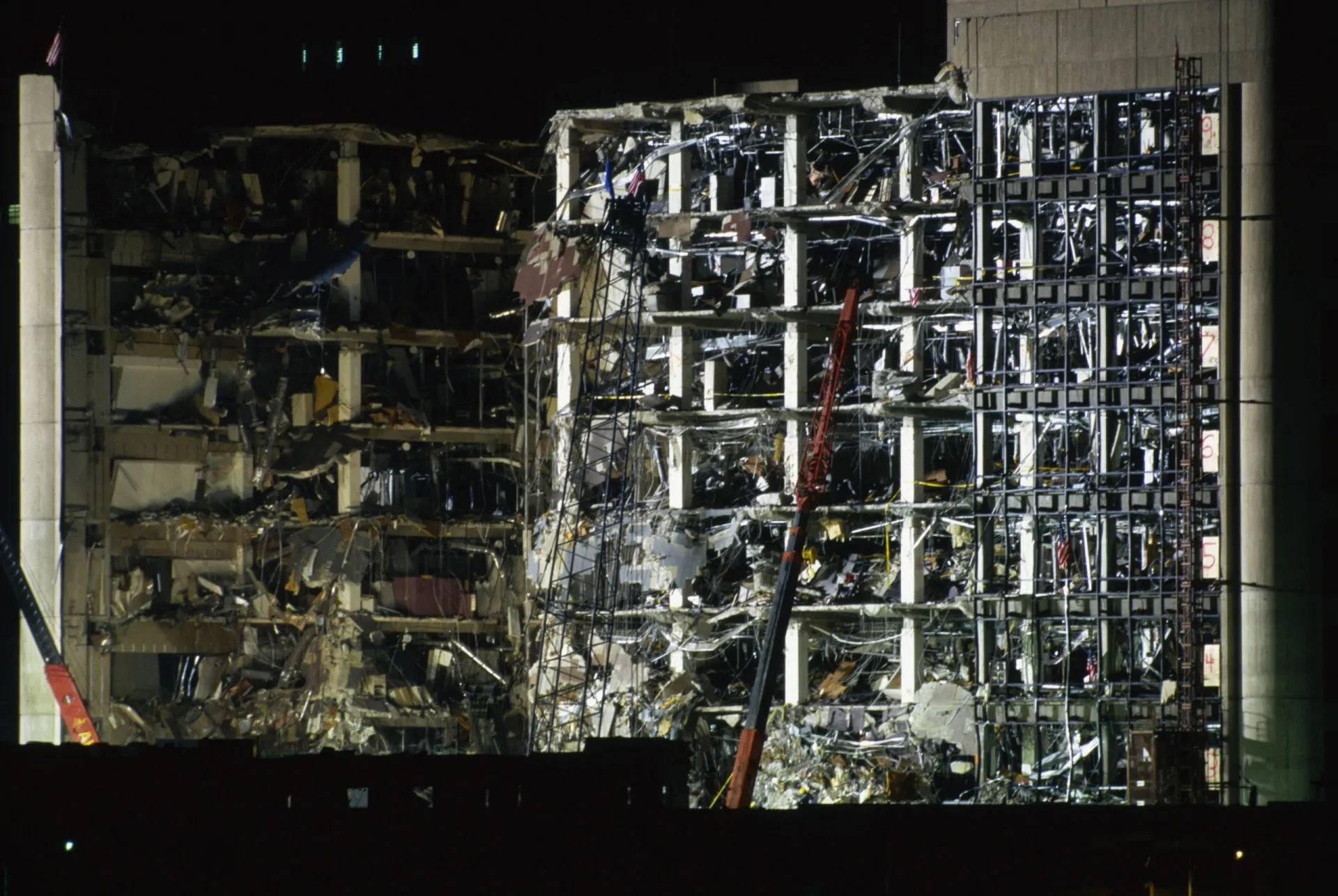 A fachada destruída do Edifício Federal Alfred P. Murrah após o atentado em Oklahoma City.