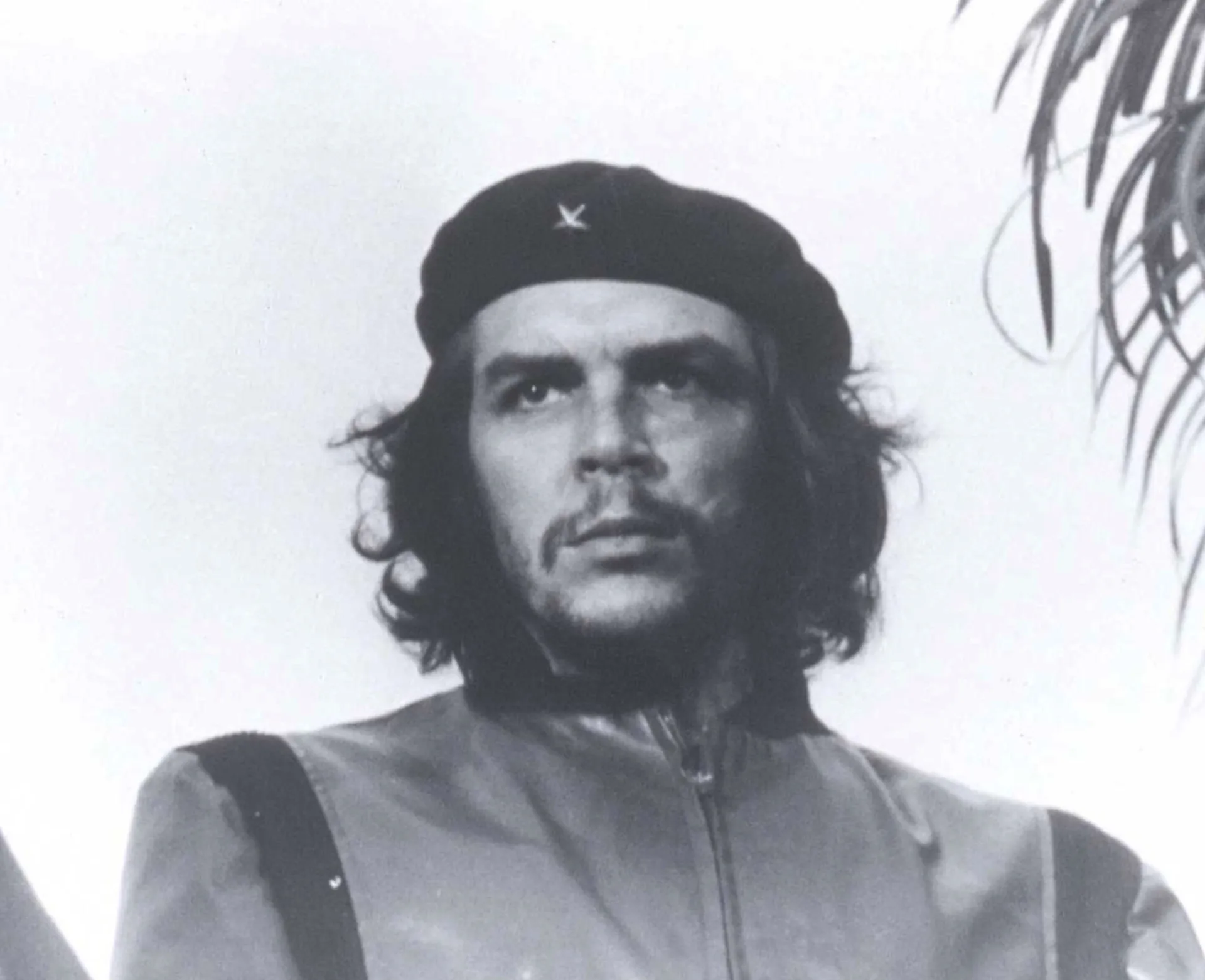 O icônico retrato em preto e branco de Che Guevara com sua boina e olhar determinado.