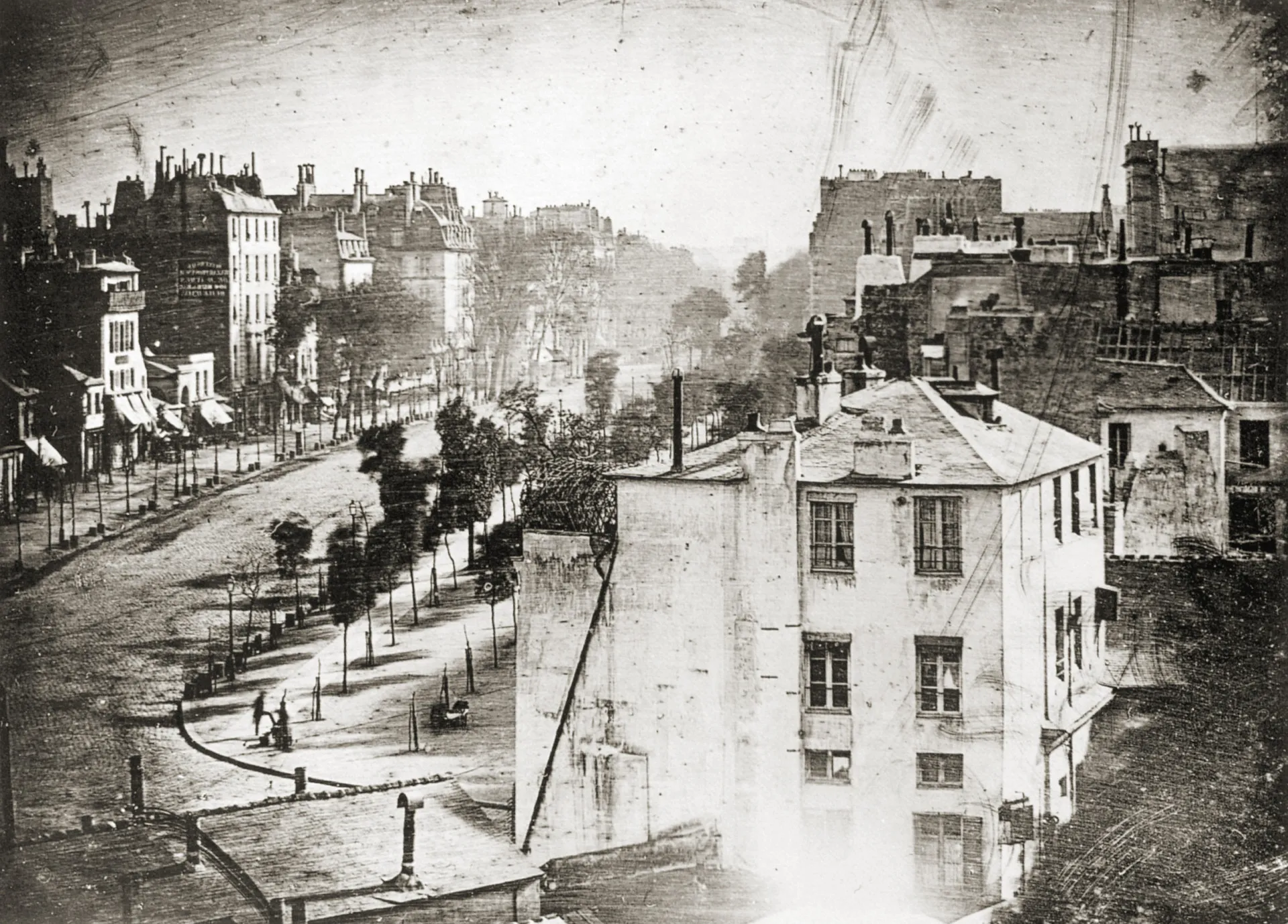 Uma foto antiga de uma rua parisiense que parece deserta, mas esconde a primeira figura humana já registrada.
