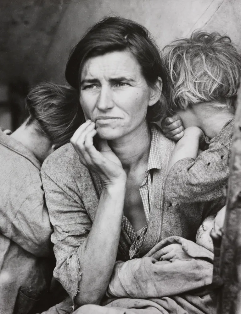 Florence Owens Thompson, a 'Mãe Migrante', com o olhar preocupado e dois de seus filhos se escondendo em seus ombros.