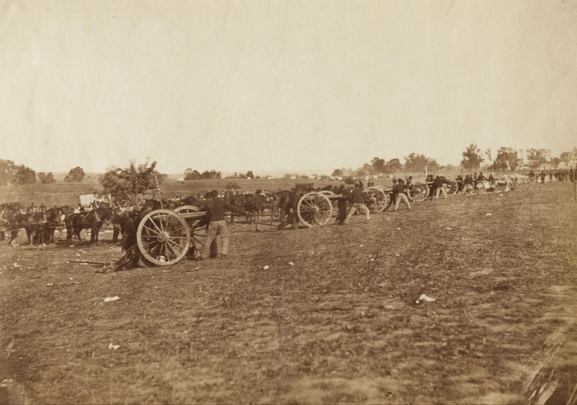 Soldados da União ao lado de seus canhões durante a Guerra Civil Americana, em 1862.