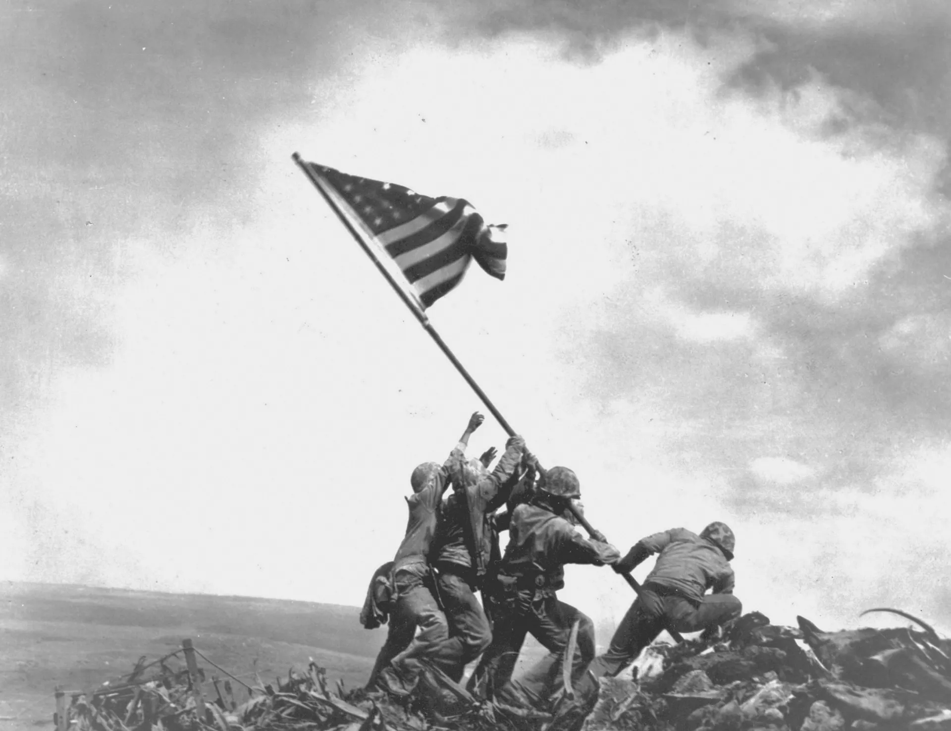 Fuzileiros navais dos EUA levantando a bandeira americana no topo do Monte Suribachi em Iwo Jima.