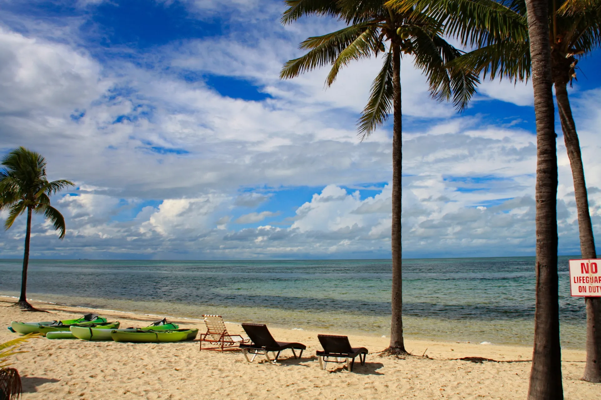 Água azul-turquesa na praia de West End, nas Bahamas.