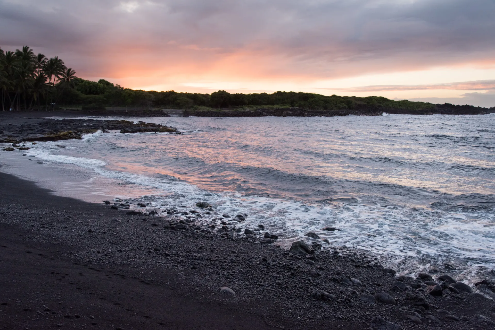 Praia de areia preta na base do vulcão Kilauea, no Havaí.