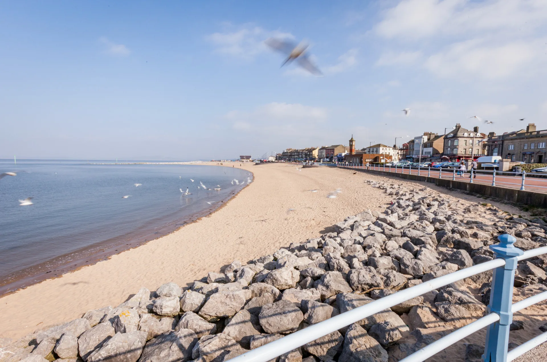 Visão ampla da Baía de Morecambe ao pôr do sol.