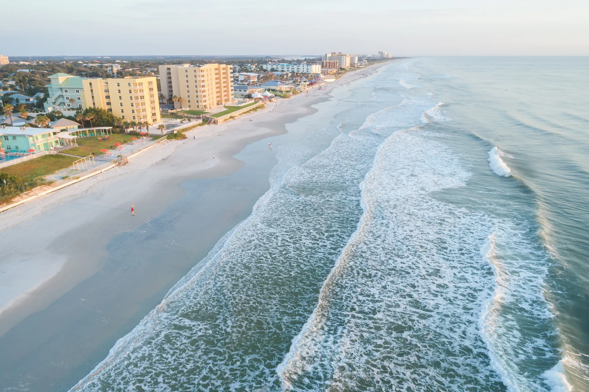 Píer se estendendo sobre o mar em New Smyrna Beach, Flórida.